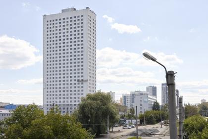 Шарташ Парк
Первая башня
Приступили к благоустройству со стороны улицы Шофёров — отсыпаем щебень
Заканчиваем декорирование фасада со стороны двора
Завершили штукатурные работы с 1 по 30 этажи
Выполняем чистовую отделку на 5–17 этажах
Монтируем двери на 25 этаже
Продолжаем шпаклёвочные работы в квартирах на 26 этаже
Укладываем плитку в местах общего пользования на 26 этаже
Оборудуем спринклерную систему пожаротушения на 26 этаже
Продолжаем работы по стяжке пола на 27 этаже
Фотография загружена 15 августа 2026 года.