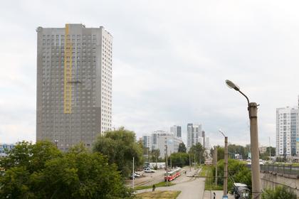 Шарташ Парк
Первая башня
утепляем фасад и готовим к финишной отделке
наносим декоративное покрытие со стороны ул. Блюхера
устраиваем новый участок наружного газопровода
монтируем наружный шинопровод
укладываем ламинат на 14 этаже
на 17 этаже завершили покраску, клеим обои
монтируем откосы на 18 этаже
укладываем плитку в МОП на 19 этаже
монтируем двери до 22 этажа
устанавливаем подоконники на 22 этаже
монтируем спринклерную систему на 24 этаже
монтируем лестничные ограждения до 18 этажа и ограждения кровли
Фотография загружена 15 июля 2026 года.