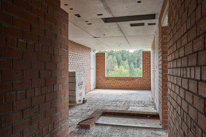 Парк Культуры
1 секция первого дома
Завершили монолит 28 этажа
Возводим стены с 2 по 18 этажи
Кладём внутренние перегородки на 4 и 5 этажах
Заканчиваем отделочные работы в подвале
Продолжаем монтировать оборудование в помещении индивидуального теплового пункта
Продолжаем вывод наружных сетей ливневой и напорной канализации
Начали монтаж дренажной сети
Фотография загружена 15 августа 2026 года.