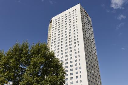 Шарташ Парк
Первая башня
Приступили к благоустройству со стороны улицы Шофёров — отсыпаем щебень
Заканчиваем декорирование фасада со стороны двора
Завершили штукатурные работы с 1 по 30 этажи
Выполняем чистовую отделку на 5–17 этажах
Монтируем двери на 25 этаже
Продолжаем шпаклёвочные работы в квартирах на 26 этаже
Укладываем плитку в местах общего пользования на 26 этаже
Оборудуем спринклерную систему пожаротушения на 26 этаже
Продолжаем работы по стяжке пола на 27 этаже
Фотография загружена 15 августа 2026 года.