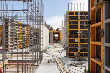 Парк Культуры

1 секция первого дома 

возвели монолит 13 этажа
выполняем кладку внутренних и наружных стен на 2–7 этажах 
ведём работы по скрытой разводке до 7 этажа
закончили делать гидроизоляцию и утепление подвала
начали засыпку и выравнивание участков после земляных работ

Фотография загружена 15 мая 2026 года.