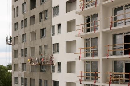 Малевич

Шестой дом

продолжаем монтировать лифтовое оборудование в доме
работаем над устройством декоративного слоя фасада

1 секция шестого дома
устанавливаем радиаторы с 3 по 6 этажи
заканчиваем штукатурные работы на 19 этаже

2 секция шестого дома

устанавливаем подоконные доски на 7–10 этажах
монтируем каркасы под гипсокартон для ниш в местах общего пользования
прокладываем трубы водоснабжения в санузлах

Фотография загружена 15 июля 2026 года.