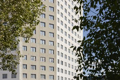 Шарташ Парк
Первая башня
Приступили к благоустройству со стороны улицы Шофёров — отсыпаем щебень
Заканчиваем декорирование фасада со стороны двора
Завершили штукатурные работы с 1 по 30 этажи
Выполняем чистовую отделку на 5–17 этажах
Монтируем двери на 25 этаже
Продолжаем шпаклёвочные работы в квартирах на 26 этаже
Укладываем плитку в местах общего пользования на 26 этаже
Оборудуем спринклерную систему пожаротушения на 26 этаже
Продолжаем работы по стяжке пола на 27 этаже
Фотография загружена 15 августа 2026 года.