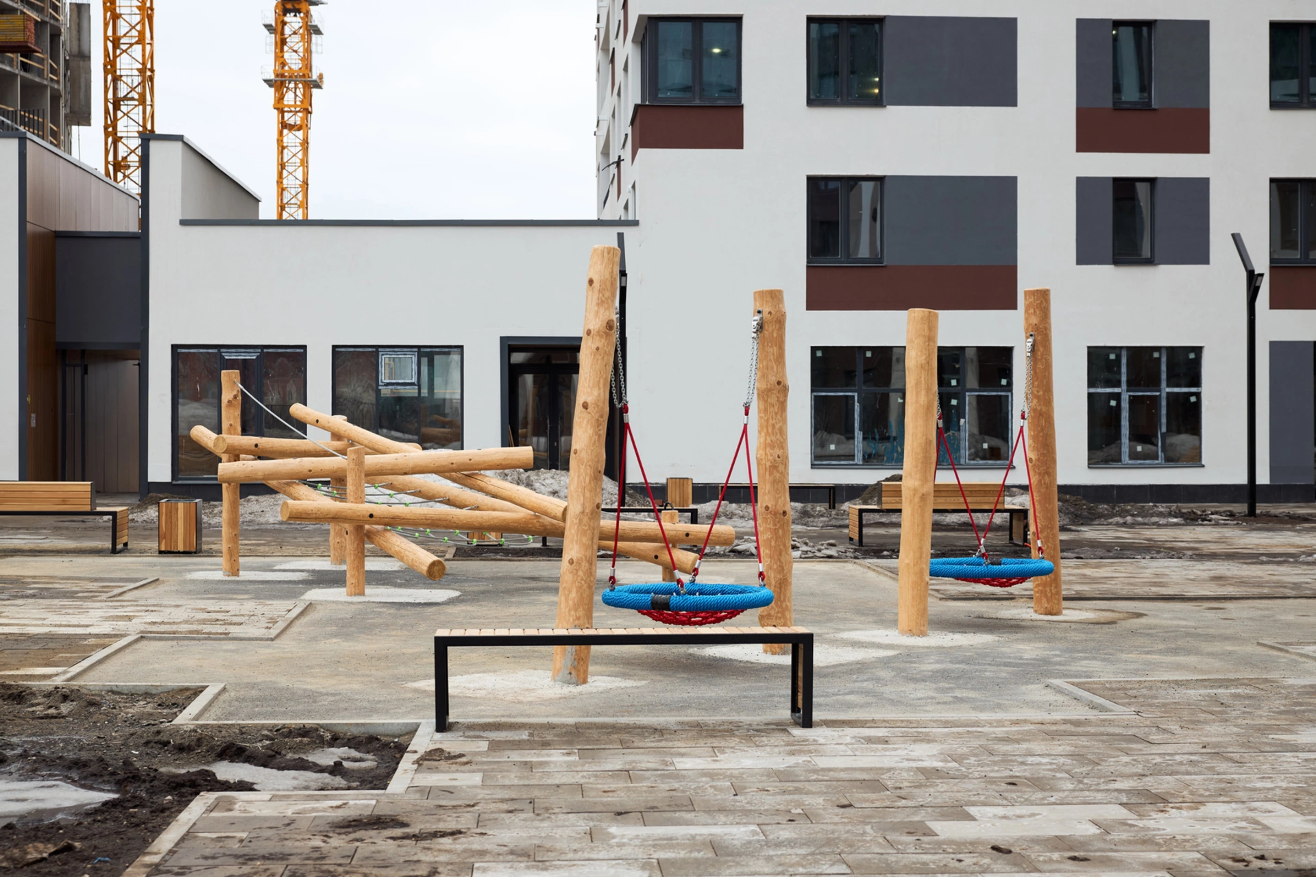 В 1 и 2 секциях четвёртого дома:

– идёт передача квартир. 

Фотография загружена 1 апреля 2024 года.