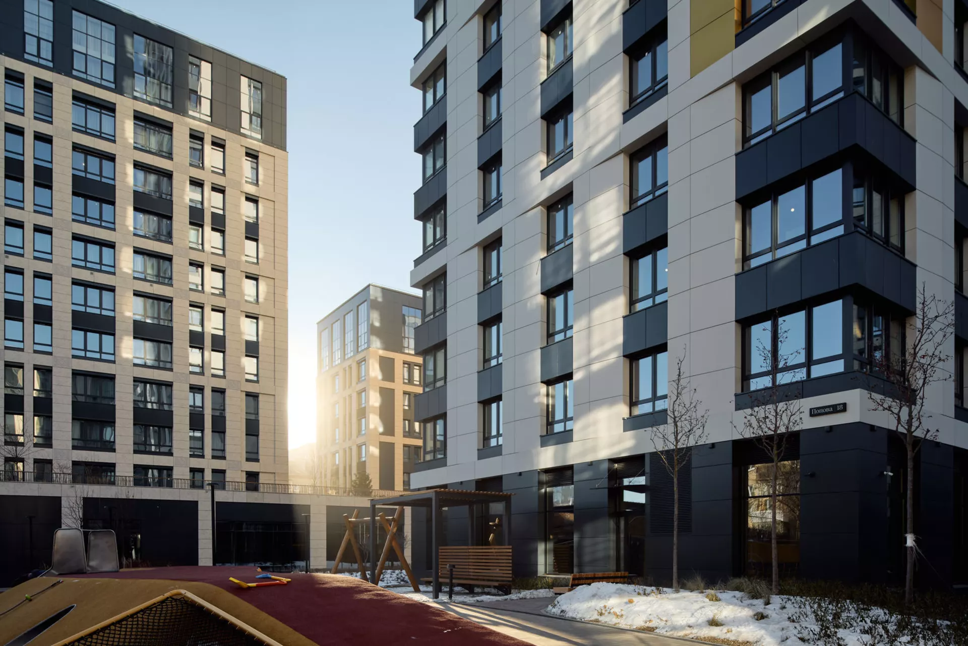 В третьем, четвёртом и пятом домах: 

– идёт передача квартир. 

Фотография загружена 1 декабря 2024 года.