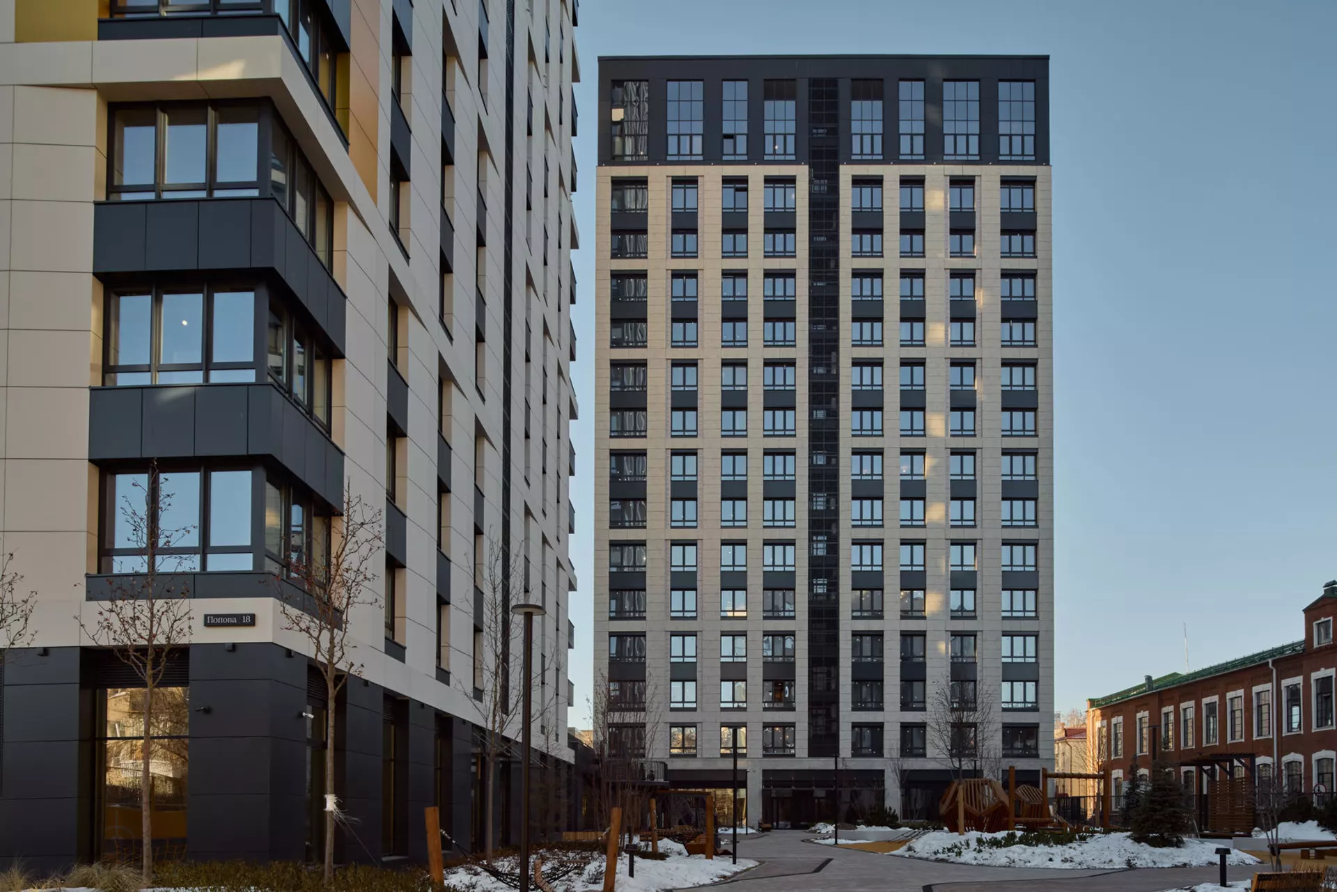 В третьем, четвёртом и пятом домах: 

– идёт передача квартир. 

Фотография загружена 1 декабря 2024 года.