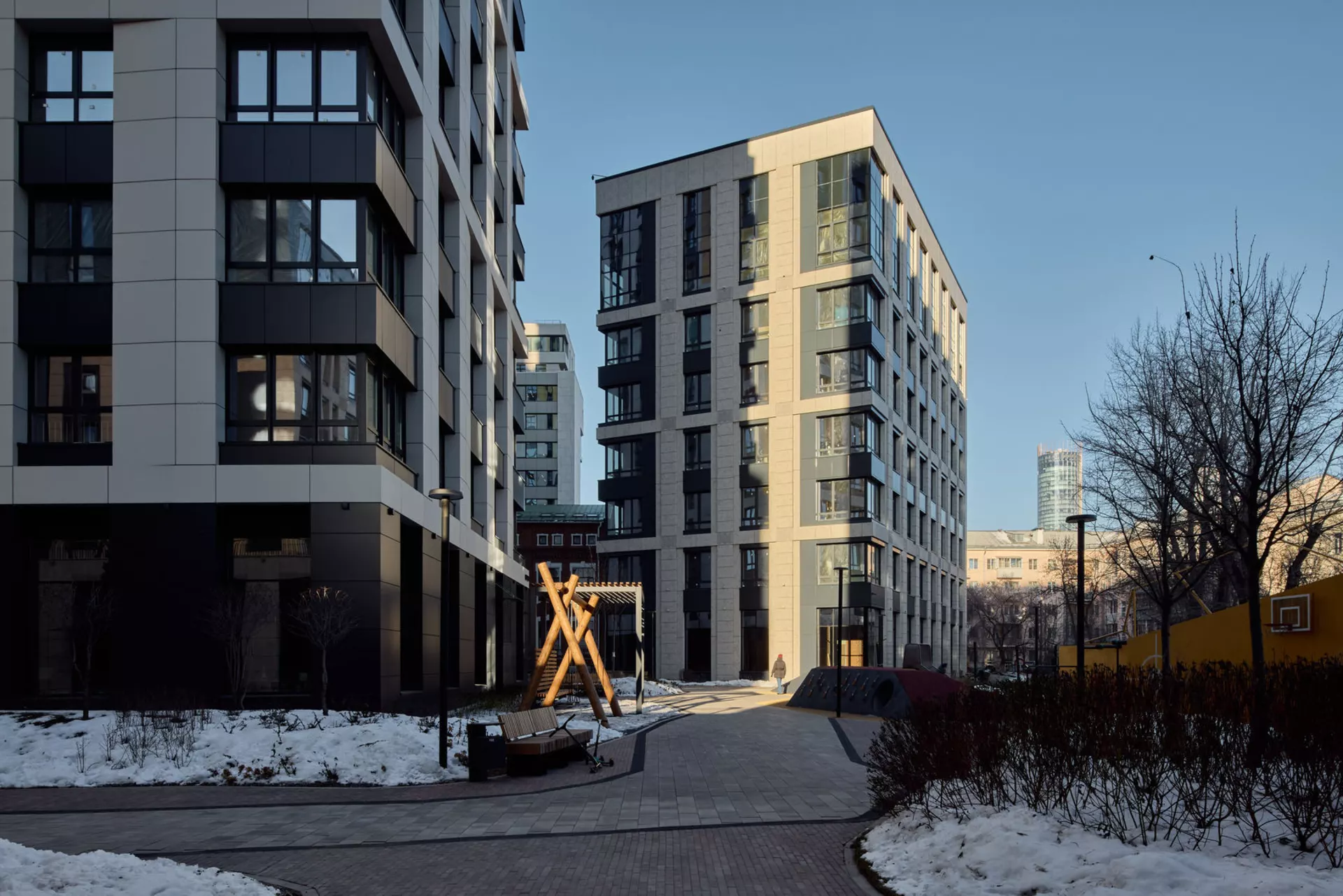 В третьем, четвёртом и пятом домах: 

– идёт передача квартир. 

Фотография загружена 1 декабря 2024 года.