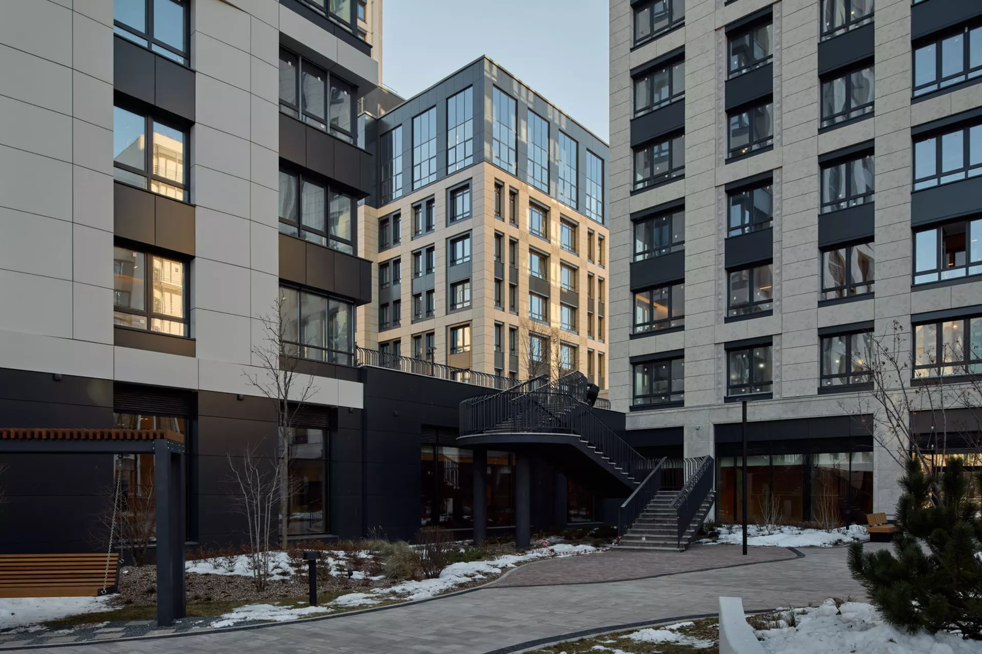 В третьем, четвёртом и пятом домах: 

– идёт передача квартир. 

Фотография загружена 1 декабря 2024 года.