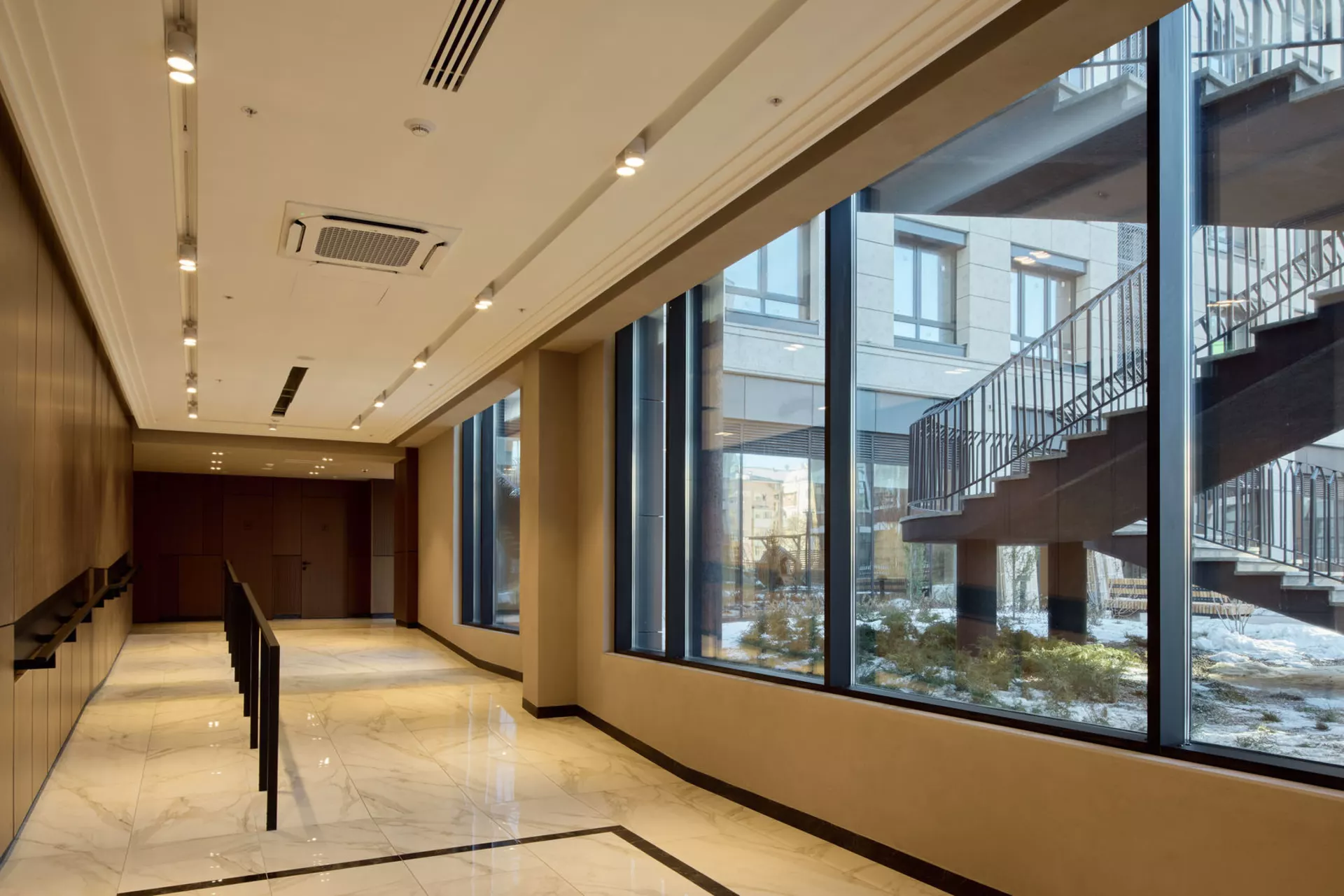 В третьем, четвёртом и пятом домах: 

– идёт передача квартир. 

Фотография загружена 1 декабря 2024 года.