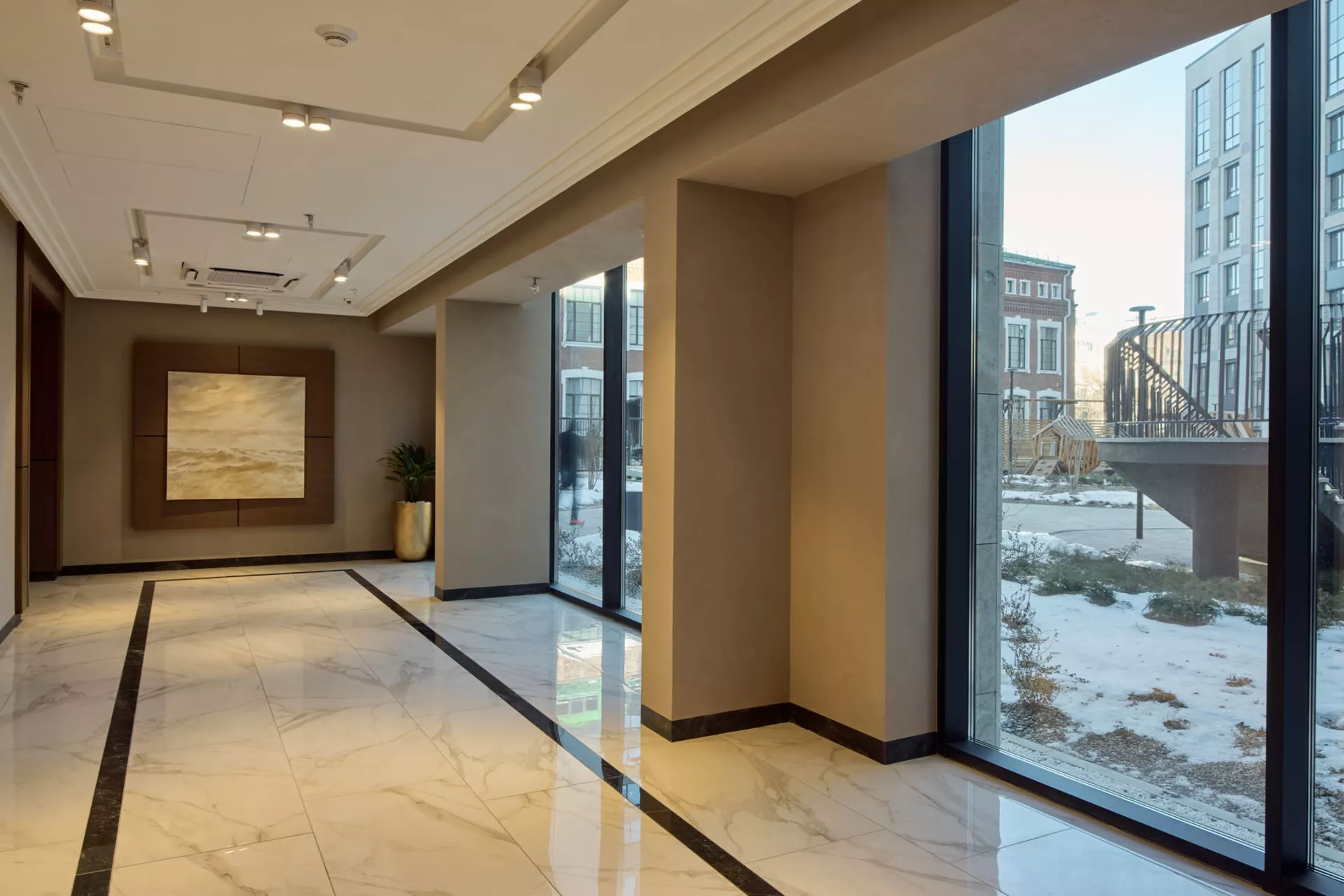 В третьем, четвёртом и пятом домах: 

– идёт передача квартир. 

Фотография загружена 1 декабря 2024 года.