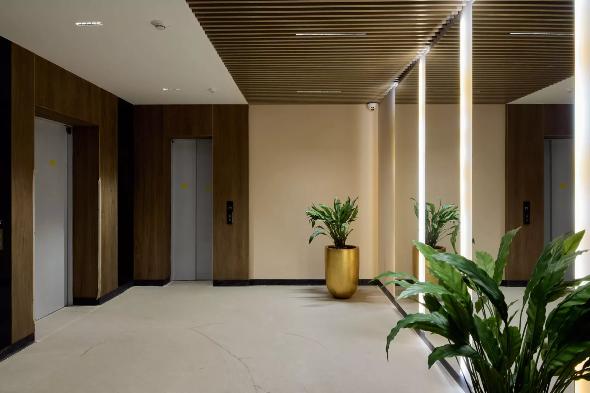 В третьем, четвёртом и пятом домах: 

– идёт передача квартир. 

Фотография загружена 1 декабря 2024 года.