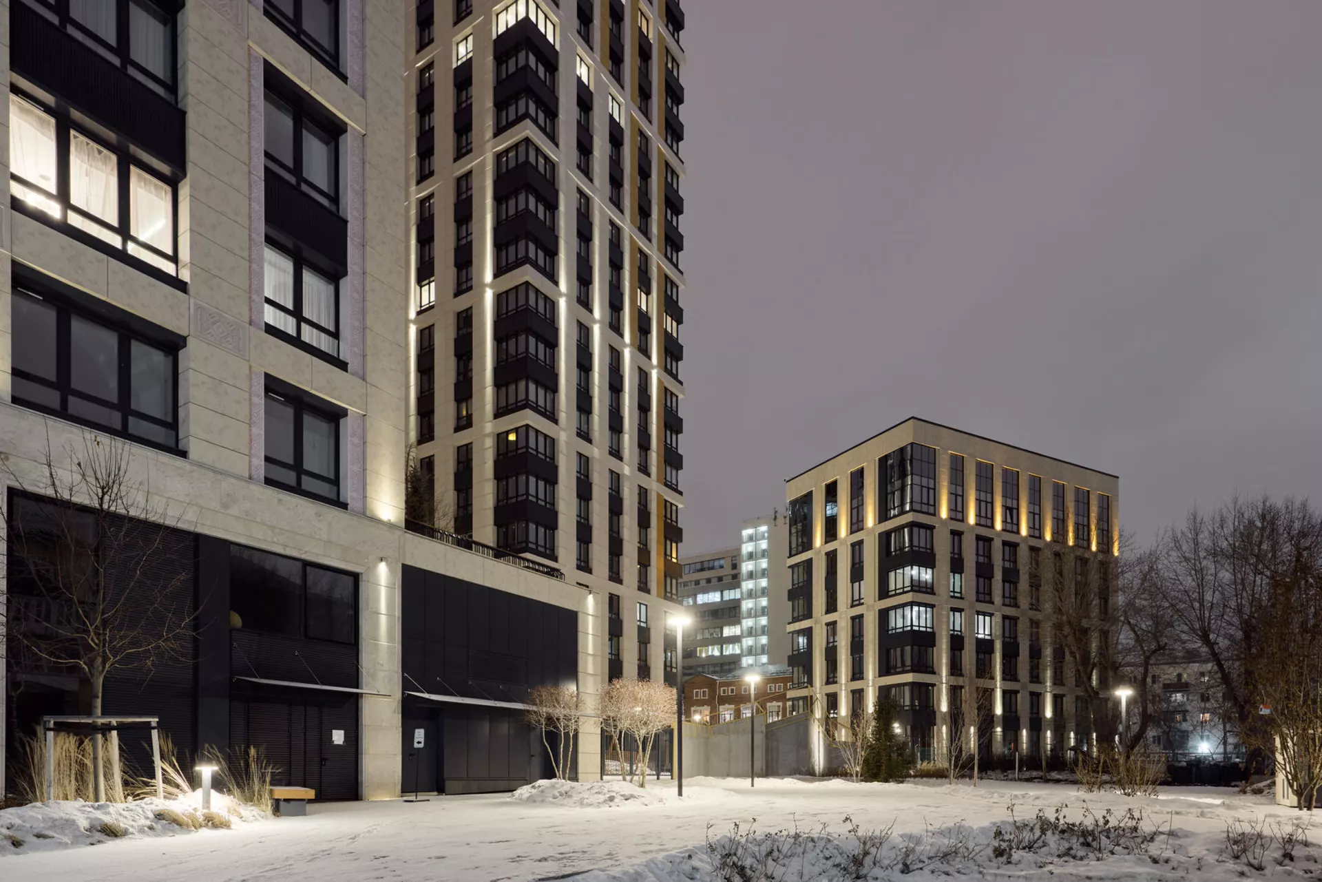 В третьем, четвёртом и пятом домах: 

– идёт передача квартир. 

Фотография загружена 15 декабря 2024 года.