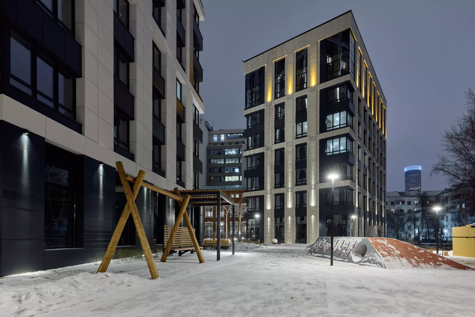 В третьем, четвёртом и пятом домах: 

– идёт передача квартир. 

Фотография загружена 15 декабря 2024 года.