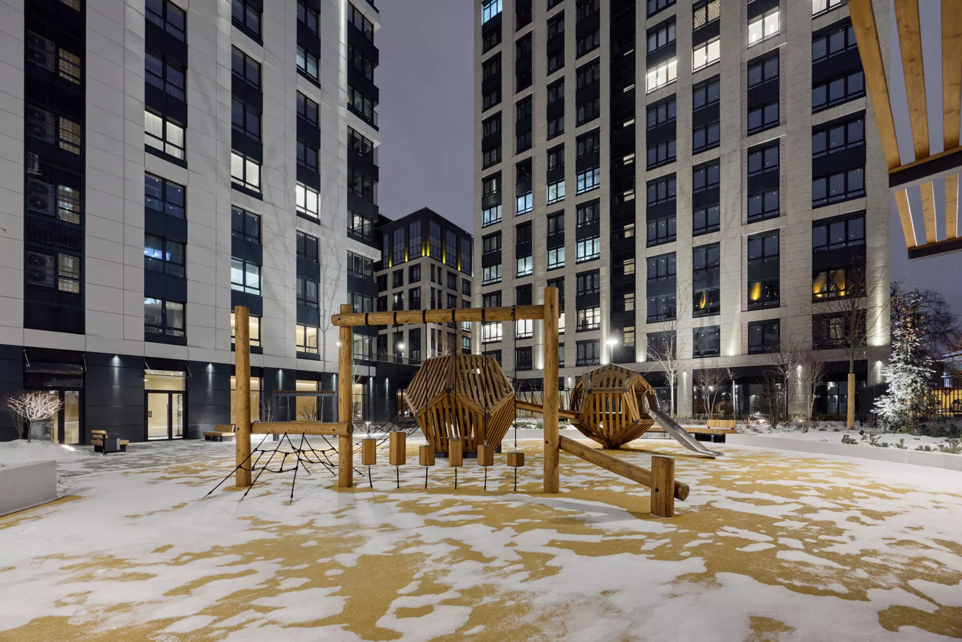 В третьем, четвёртом и пятом домах: 

– идёт передача квартир. 

Фотография загружена 15 декабря 2024 года.