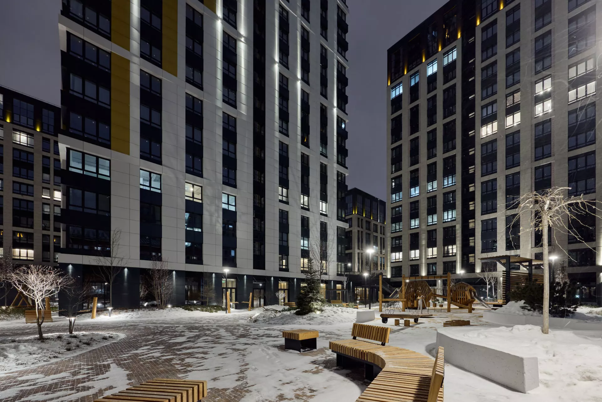 В третьем, четвёртом и пятом домах: 

– идёт передача квартир. 

Фотография загружена 15 декабря 2024 года.