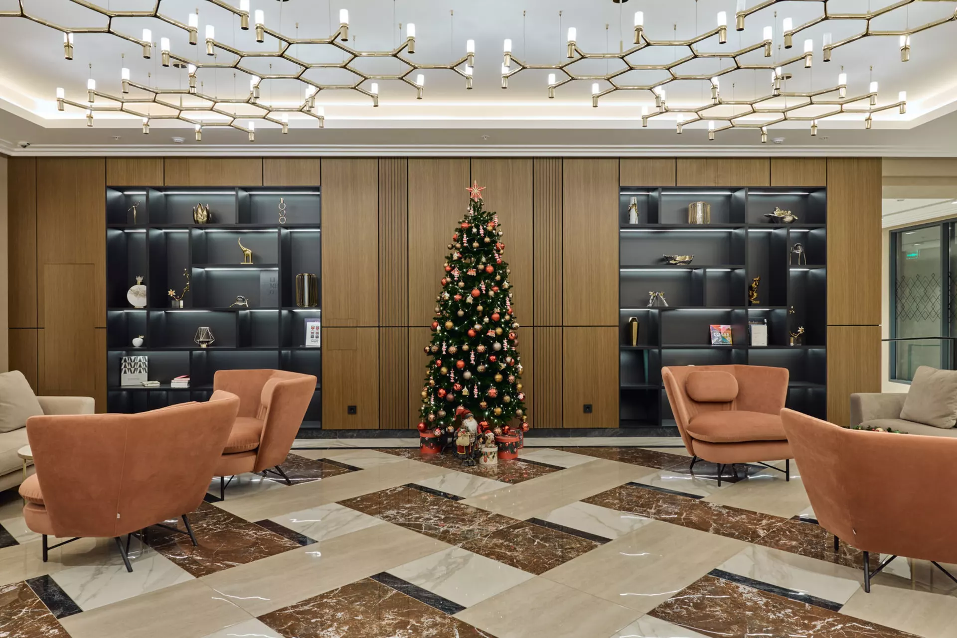 В третьем, четвёртом и пятом домах: 

– идёт передача квартир. 

Фотография загружена 15 декабря 2024 года.