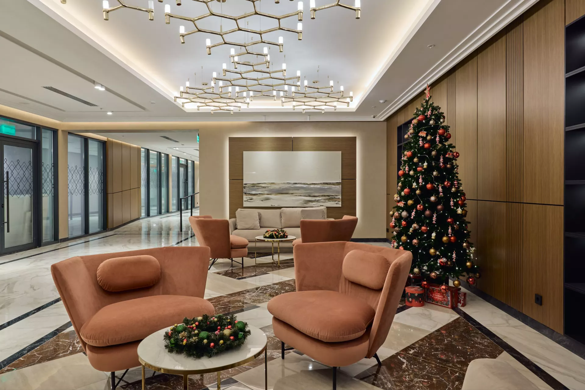 В третьем, четвёртом и пятом домах: 

– идёт передача квартир. 

Фотография загружена 15 декабря 2024 года.