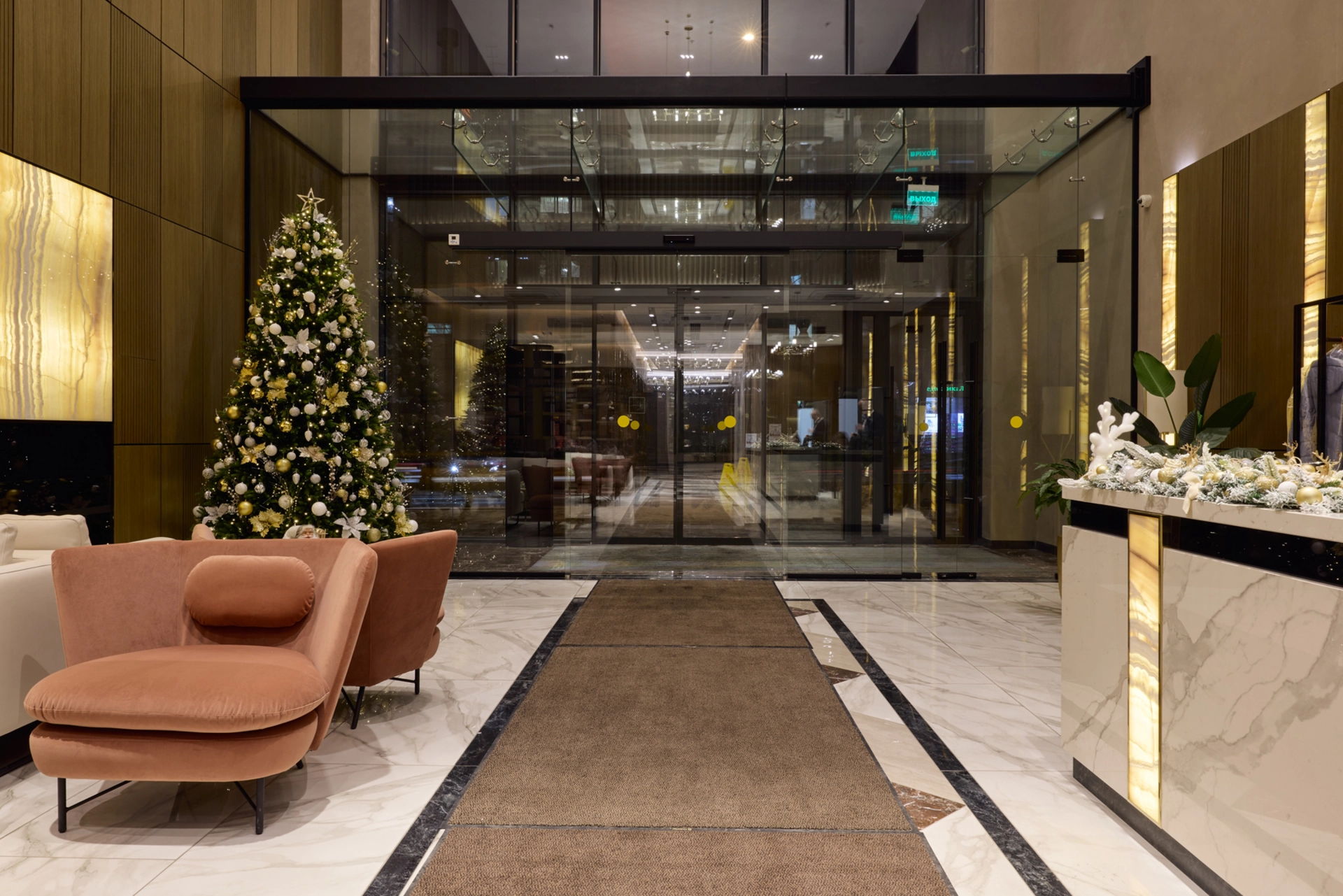 В третьем, четвёртом и пятом домах: 

– идёт передача квартир. 

Фотография загружена 15 декабря 2024 года.