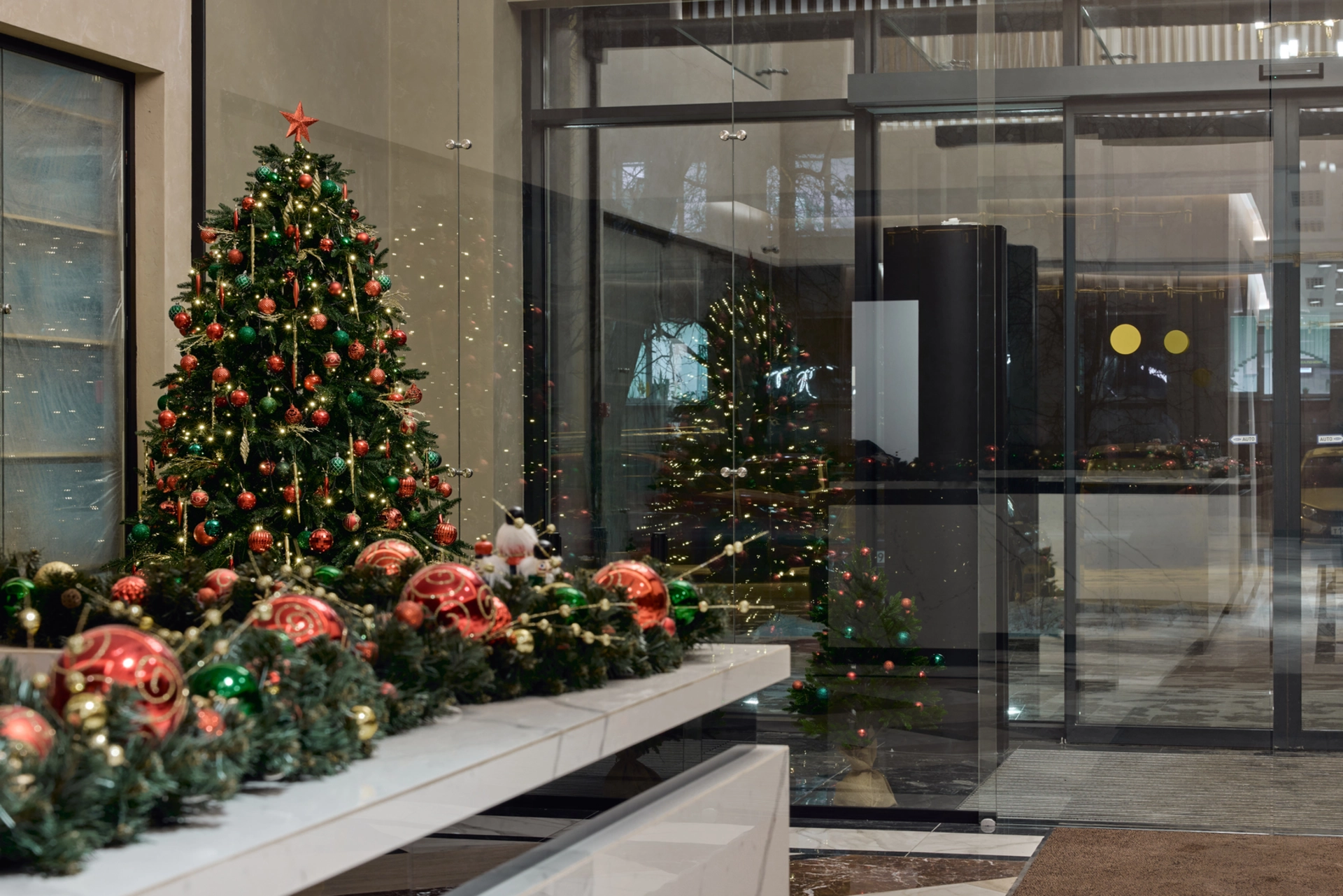 В третьем, четвёртом и пятом домах: 

– идёт передача квартир. 

Фотография загружена 15 декабря 2024 года.