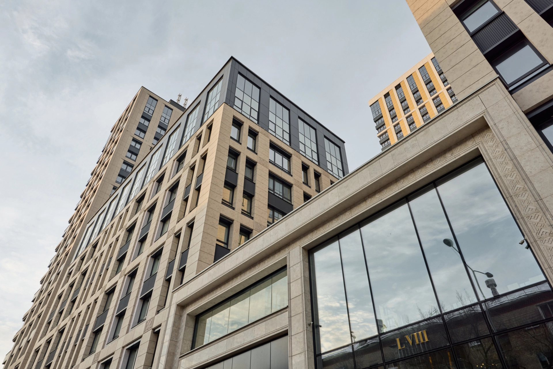 В третьем, четвёртом и пятом домах: 

– идёт передача квартир. 

Фотография загружена 31 декабря 2024 года.