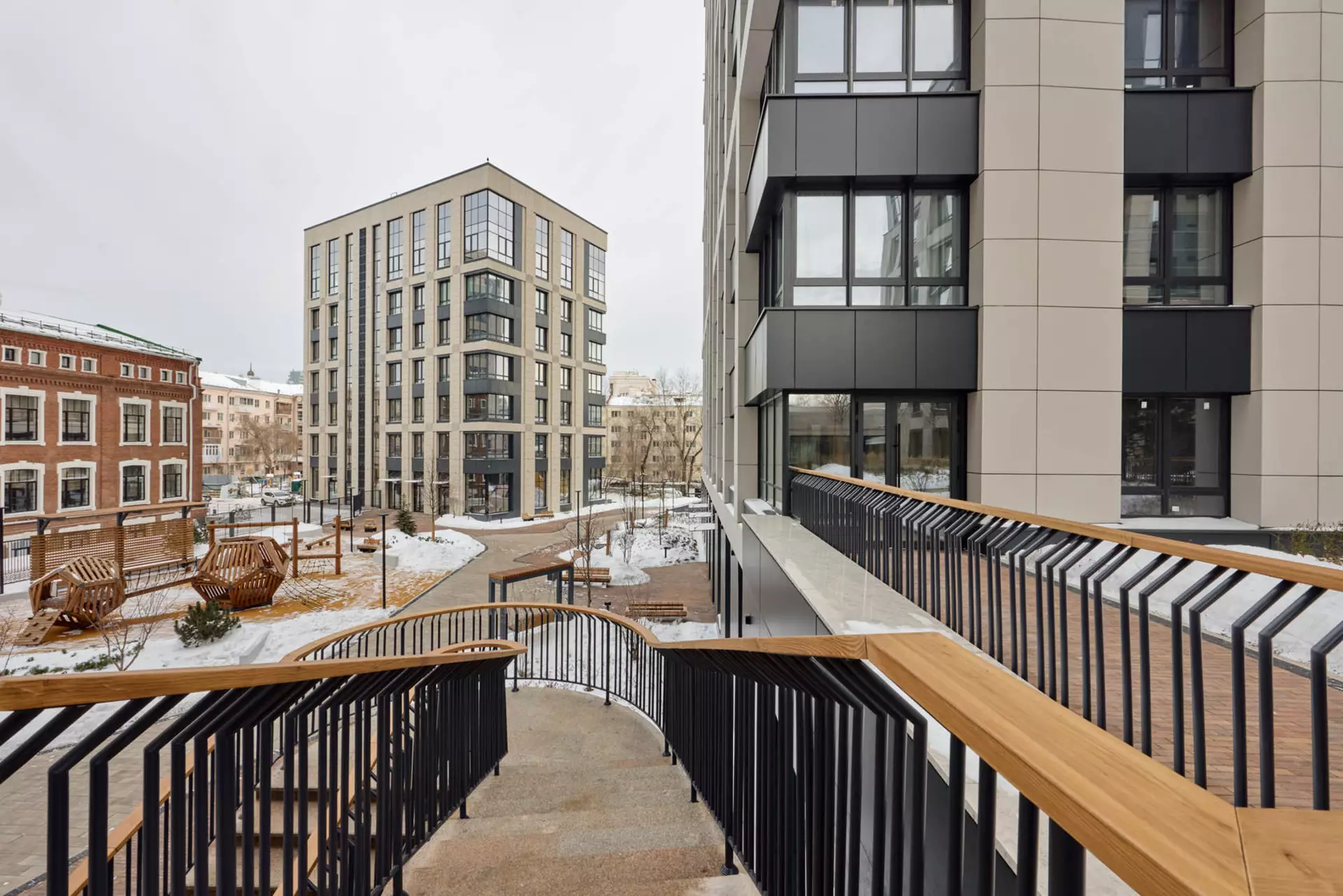 В третьем, четвёртом и пятом домах: 

– идёт передача квартир. 

Фотография загружена 31 декабря 2024 года.