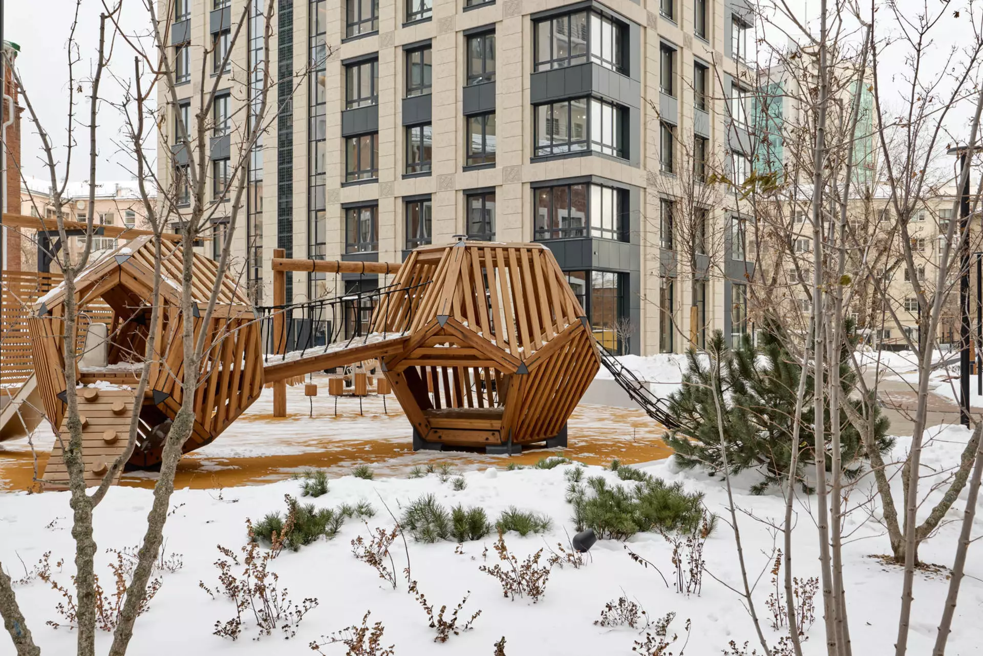 В третьем, четвёртом и пятом домах: 

– идёт передача квартир. 

Фотография загружена 31 декабря 2024 года.