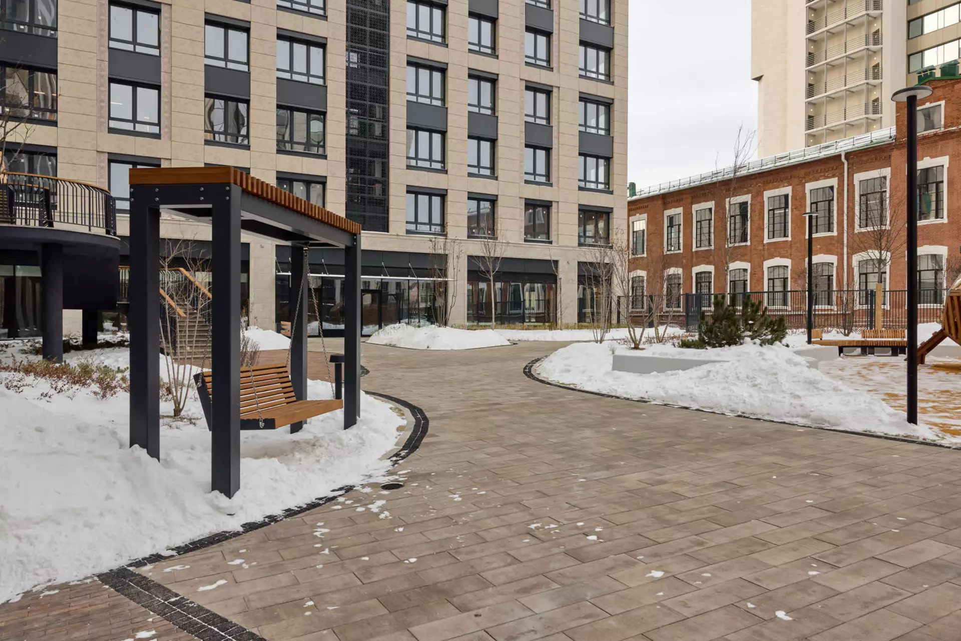 В третьем, четвёртом и пятом домах: 

– идёт передача квартир. 

Фотография загружена 31 декабря 2024 года.