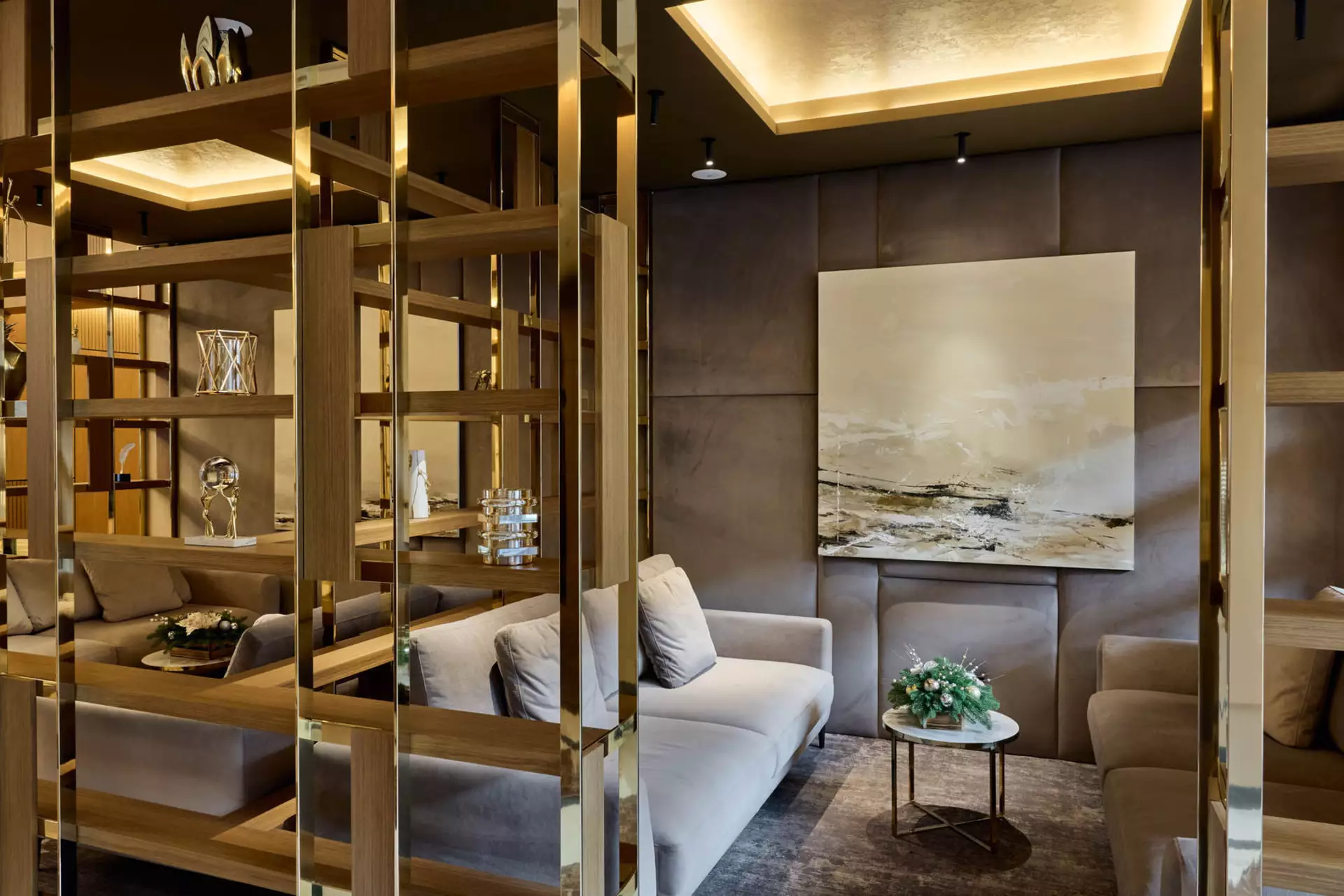 В третьем, четвёртом и пятом домах: 

– идёт передача квартир. 

Фотография загружена 31 декабря 2024 года.