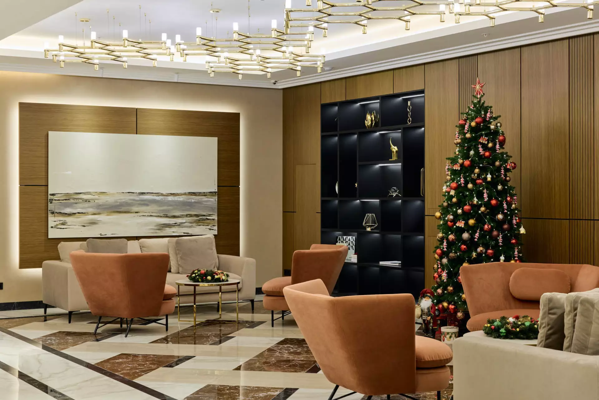 В третьем, четвёртом и пятом домах: 

– идёт передача квартир. 

Фотография загружена 31 декабря 2024 года.