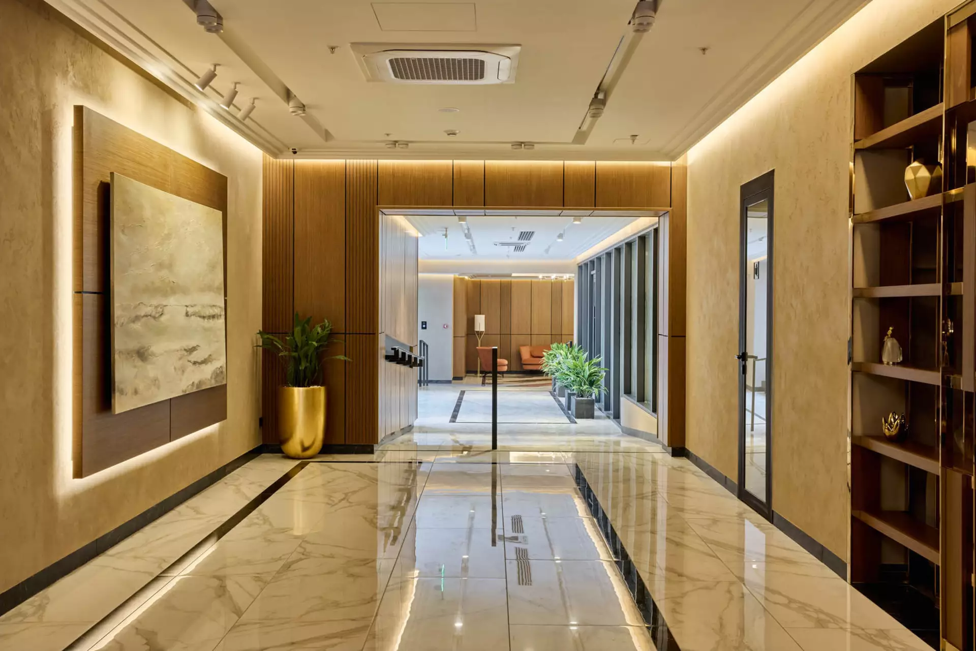 В третьем, четвёртом и пятом домах: 

– идёт передача квартир. 

Фотография загружена 31 декабря 2024 года.