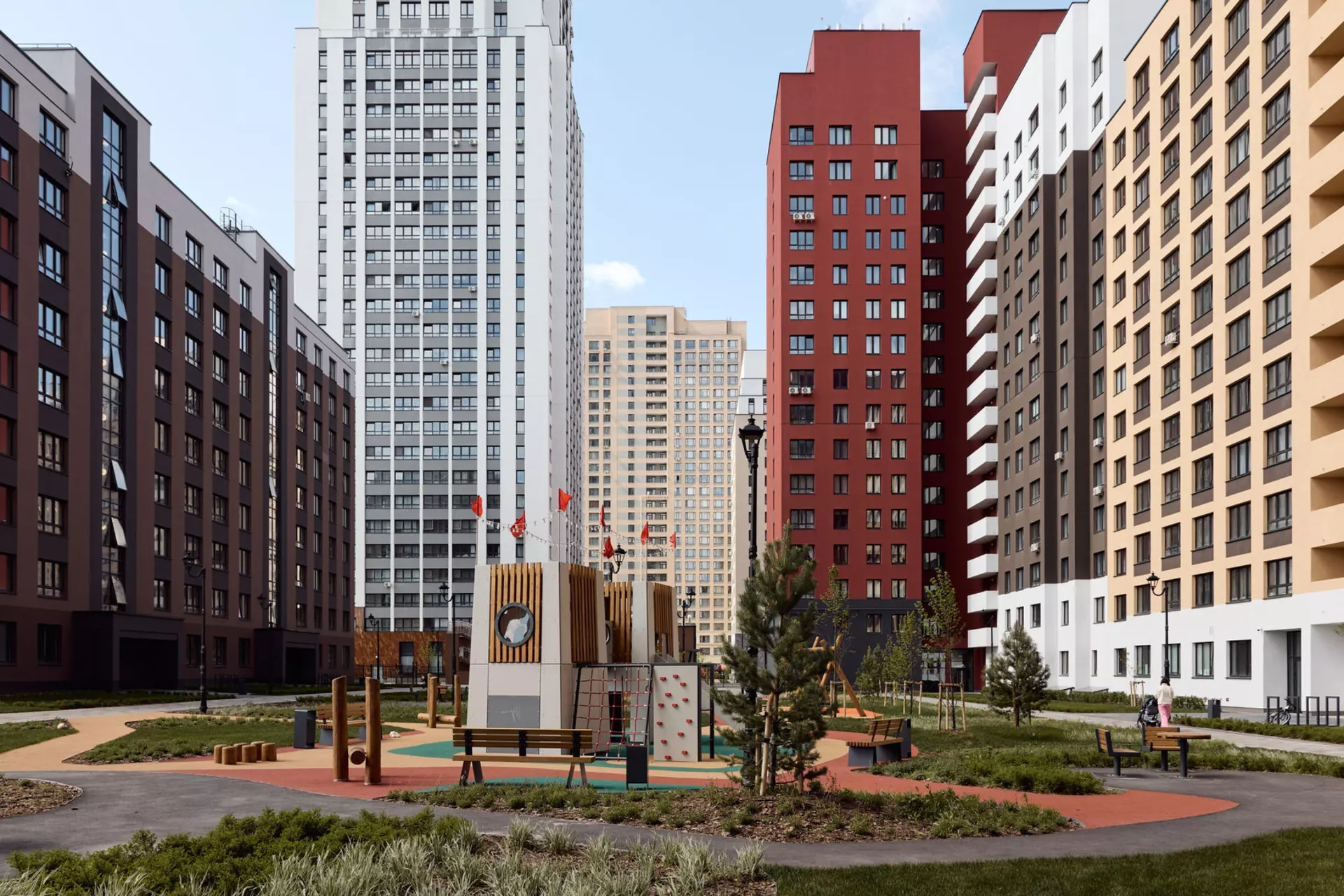 Во 2, 3 и 4 секциях четвёртого дома и пятом доме:
– идёт передача квартир.
Фотография загружена 15 января 2025 года.