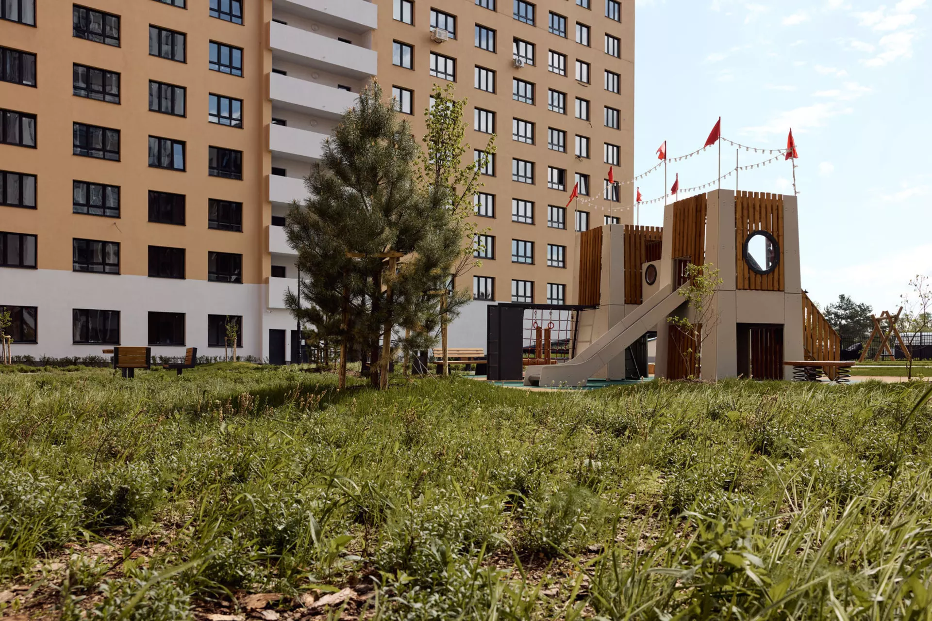 Во 2, 3 и 4 секциях четвёртого дома и пятом доме:
– идёт передача квартир.
Фотография загружена 15 января 2025 года.