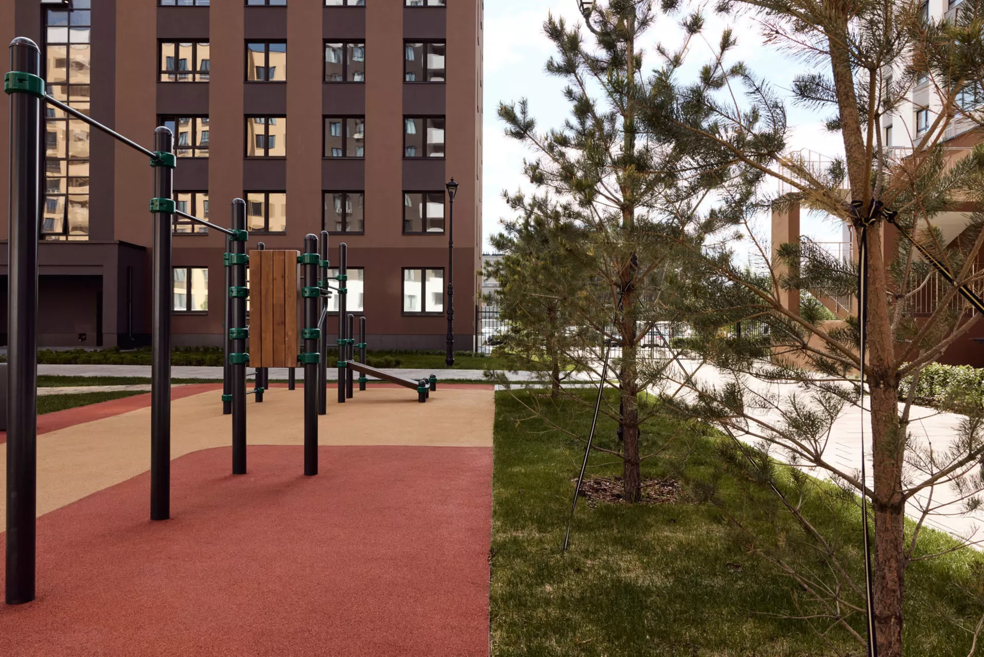 Во 2, 3 и 4 секциях четвёртого дома и пятом доме:
– идёт передача квартир.
Фотография загружена 15 января 2025 года.