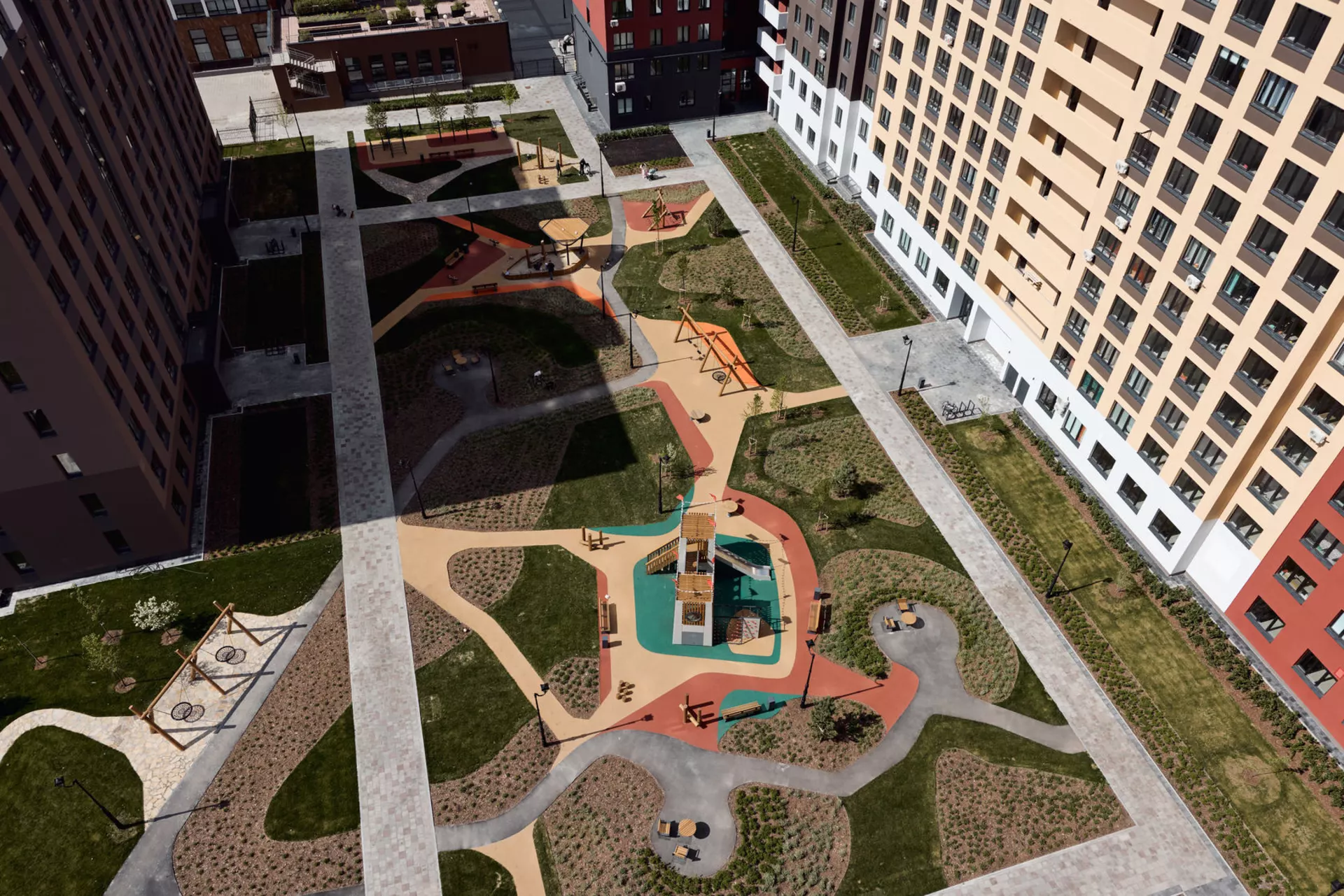 Во 2, 3 и 4 секциях четвёртого дома и пятом доме:
– идёт передача квартир.
Фотография загружена 15 января 2025 года.