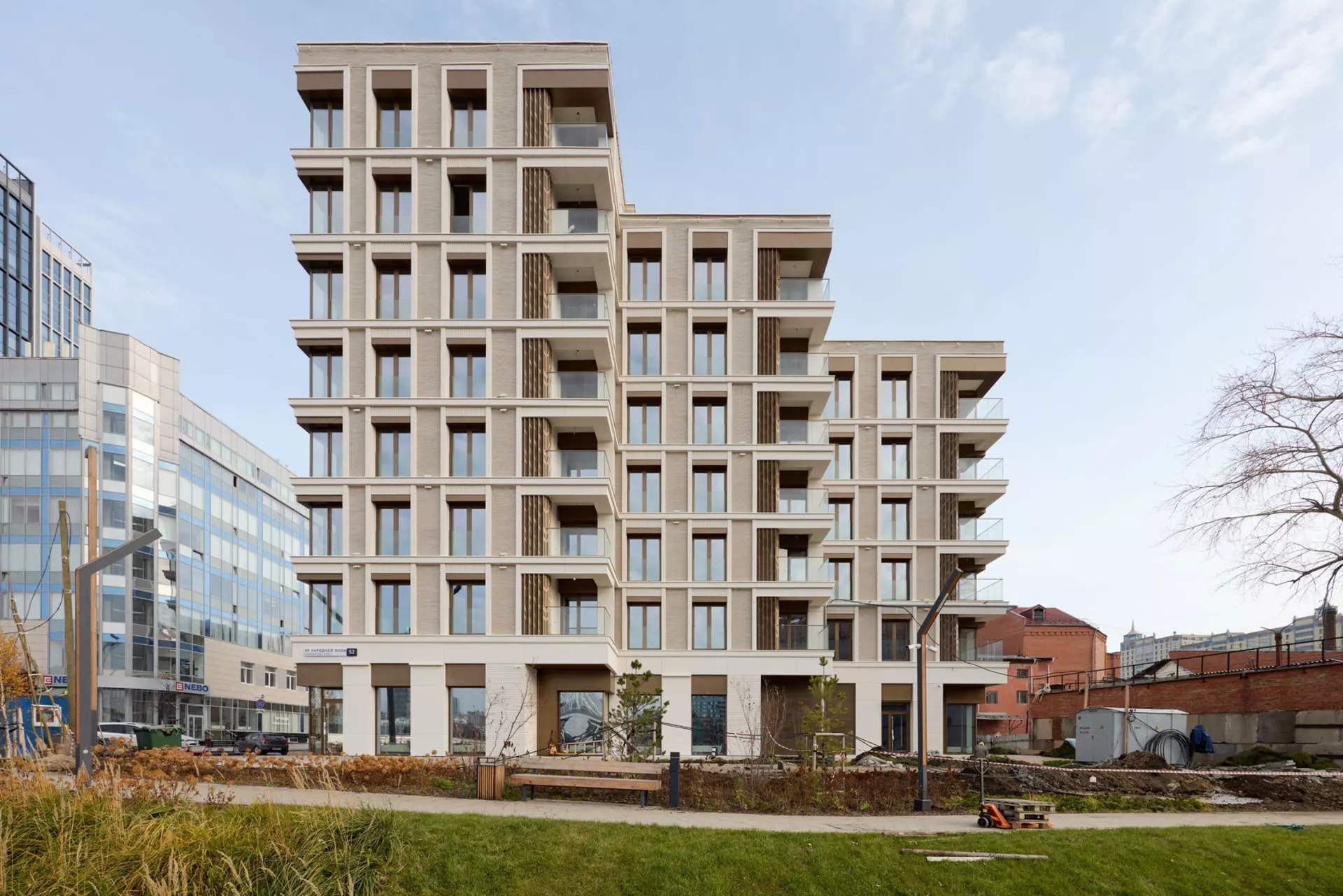 – Выполняем передачу квартир.

Фотография загружена 15 ноября 2025 года.