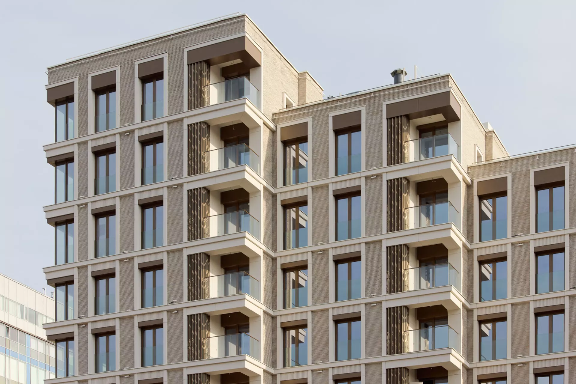 – Выполняем передачу квартир.

Фотография загружена 15 ноября 2025 года.