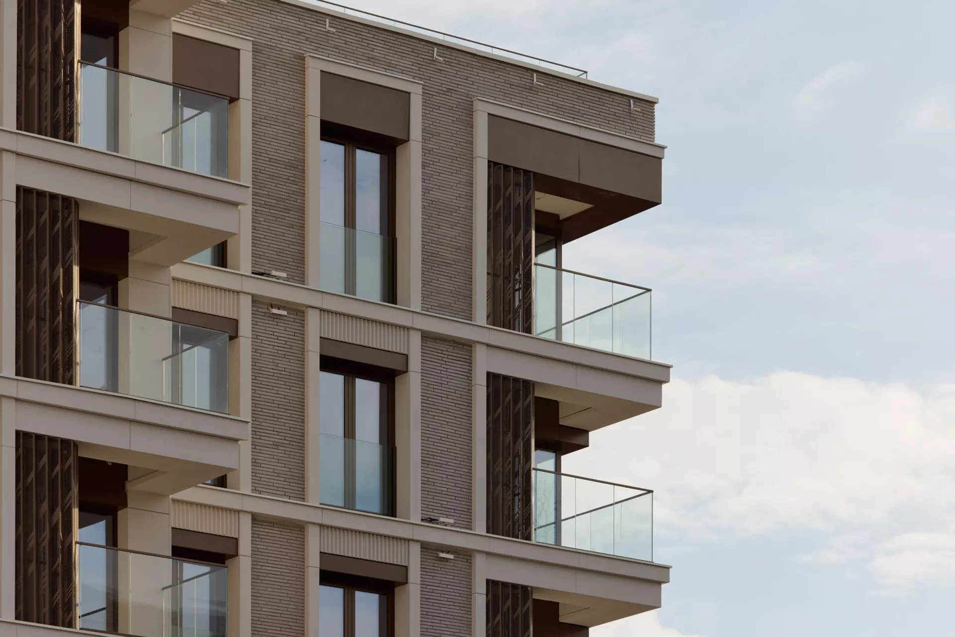 – Выполняем передачу квартир.

Фотография загружена 15 ноября 2025 года.