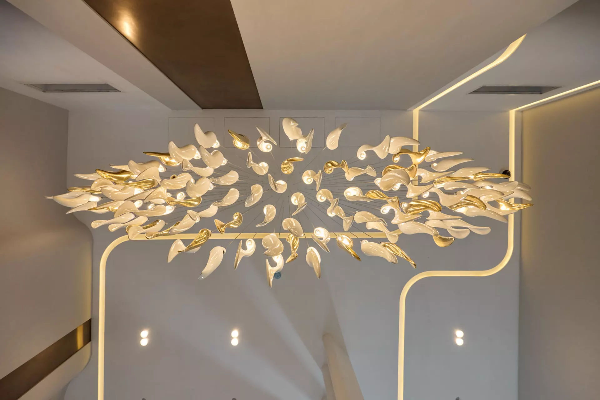 – Выполняем передачу квартир.

Фотография загружена 15 ноября 2025 года.