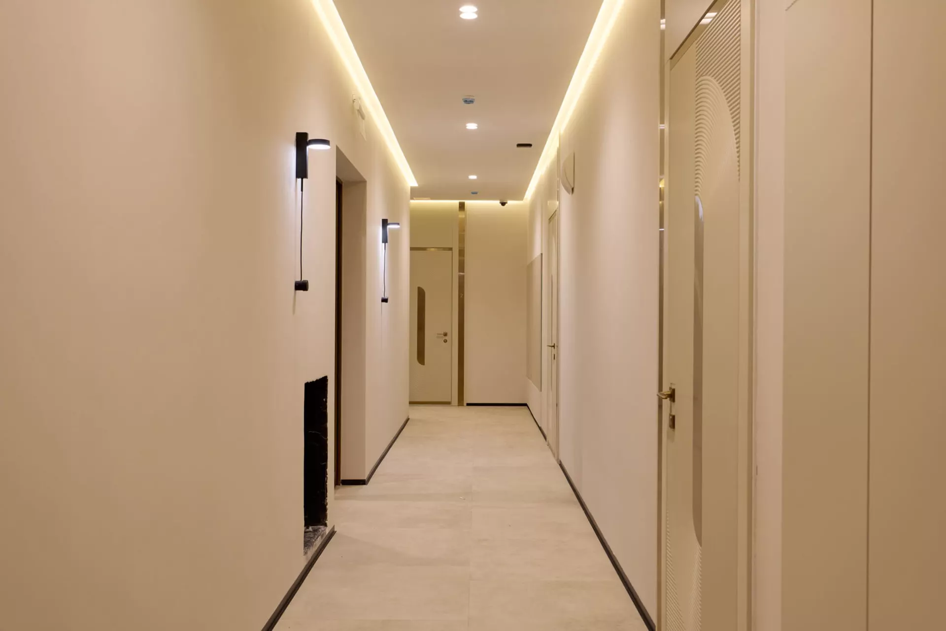 – Выполняем передачу квартир.

Фотография загружена 15 ноября 2025 года.