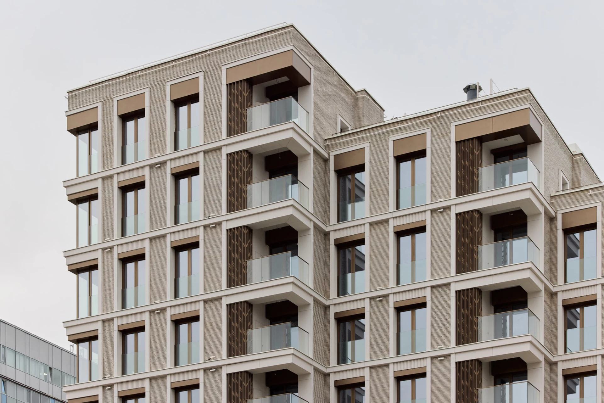 – Выполняем передачу квартир.

Фотография загружена 15 ноября 2025 года.