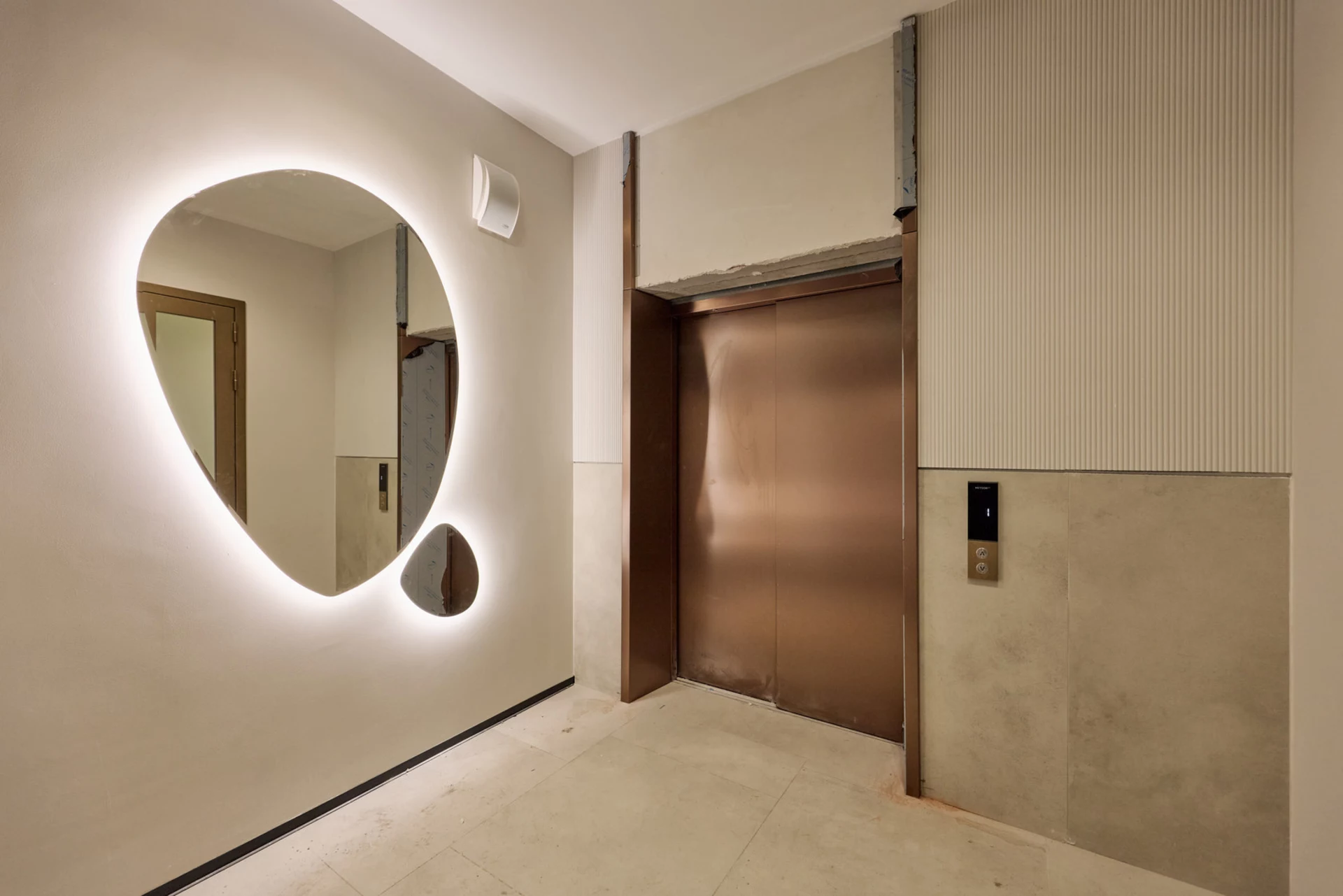 – Выполняем передачу квартир.

Фотография загружена 15 ноября 2025 года.