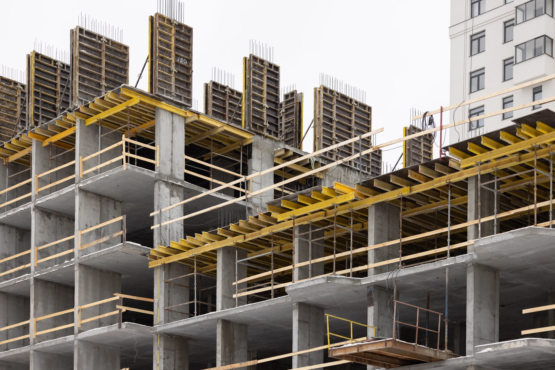 6 секция второго дома

построили 6 этаж

7 секция второго дома

возвели стены 7 этажа
начали кладку стен на 1 этаже

разрабатываем котлован второй части паркинга

Фотография загружена 1 февраля 2026 года.