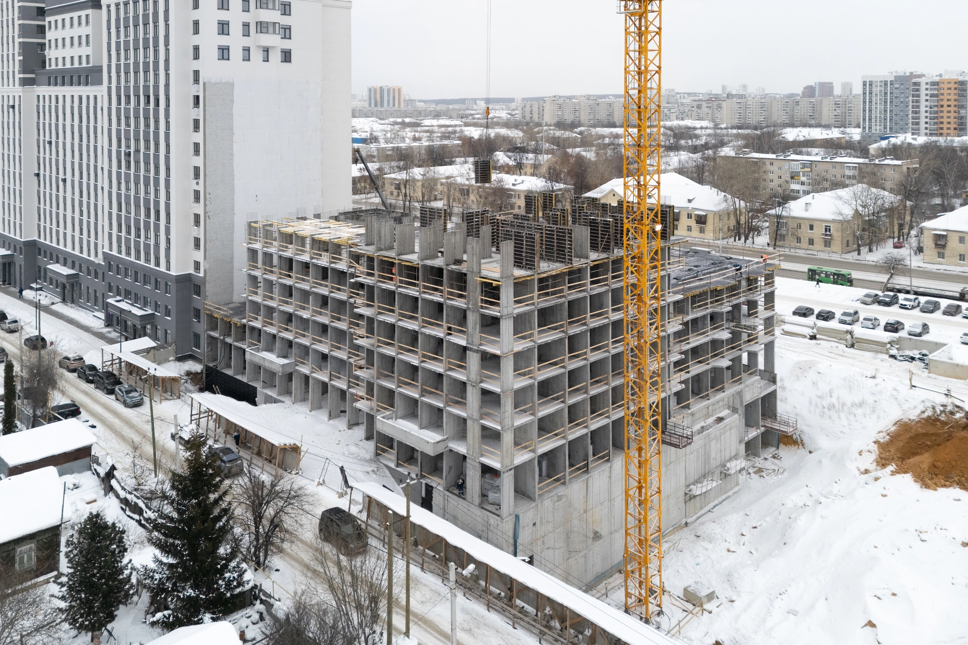 6 секция второго дома

построили 6 этаж

7 секция второго дома

возвели стены 7 этажа
начали кладку стен на 1 этаже

разрабатываем котлован второй части паркинга

Фотография загружена 1 февраля 2026 года.