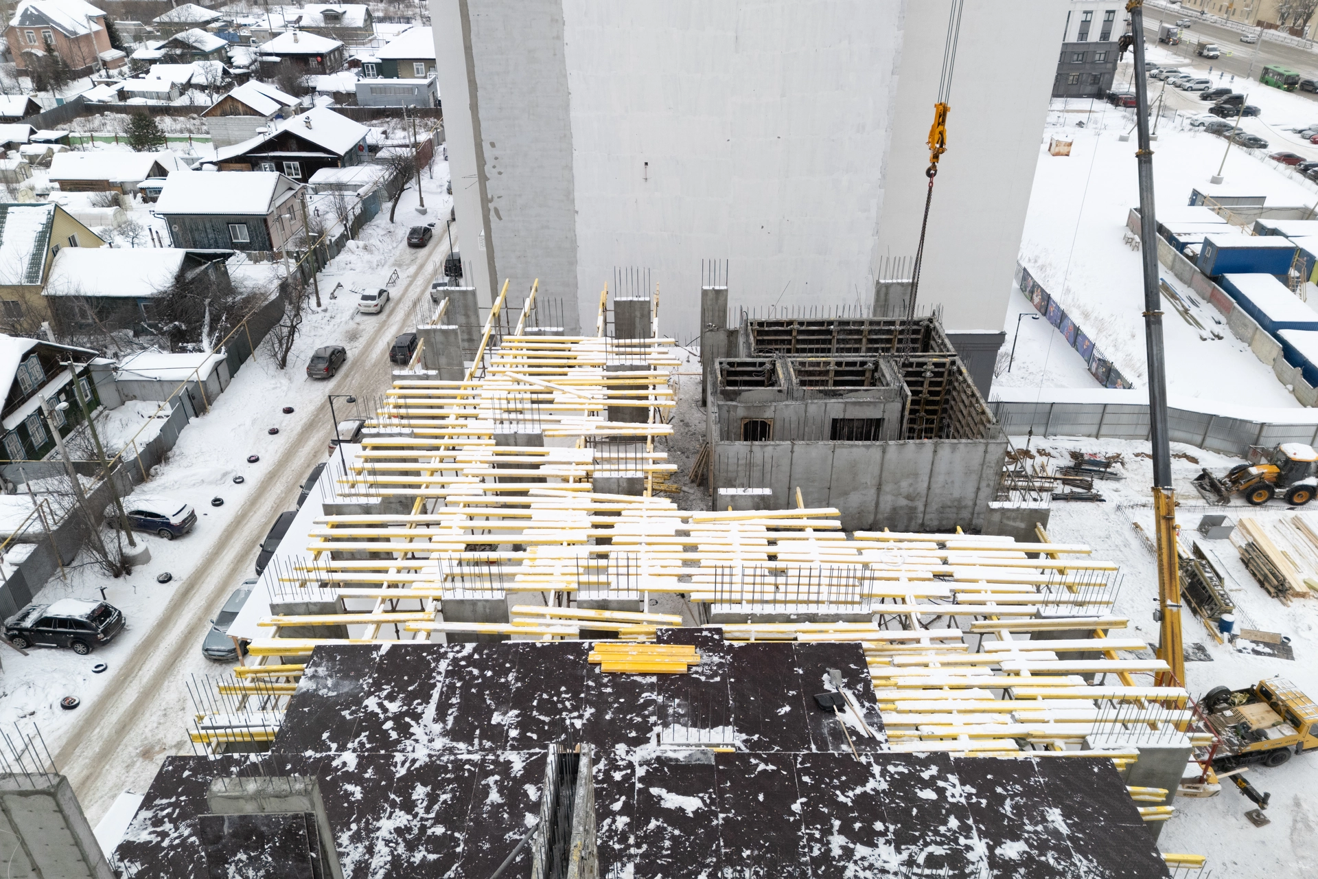 6 секция второго дома

построили 6 этаж

7 секция второго дома

возвели стены 7 этажа
начали кладку стен на 1 этаже

разрабатываем котлован второй части паркинга

Фотография загружена 1 февраля 2026 года.