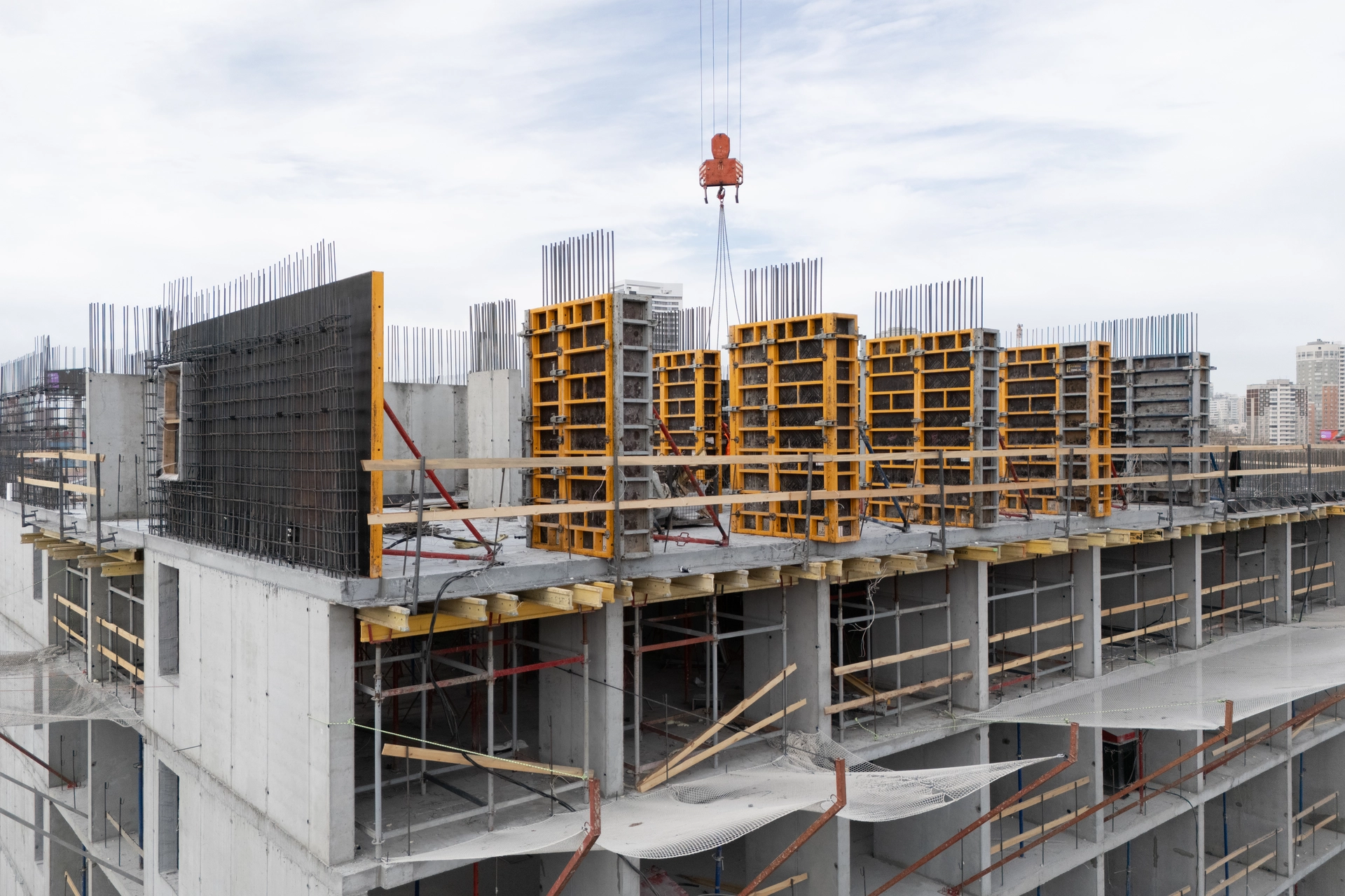 Парк Культуры

1 секция первого дома

возвели монолит 6 этажа
завершили гидроизоляцию фундаментной плиты
приступили к обсыпке пристенного дренажа

Фотография загружена 1 апреля 2026 года.