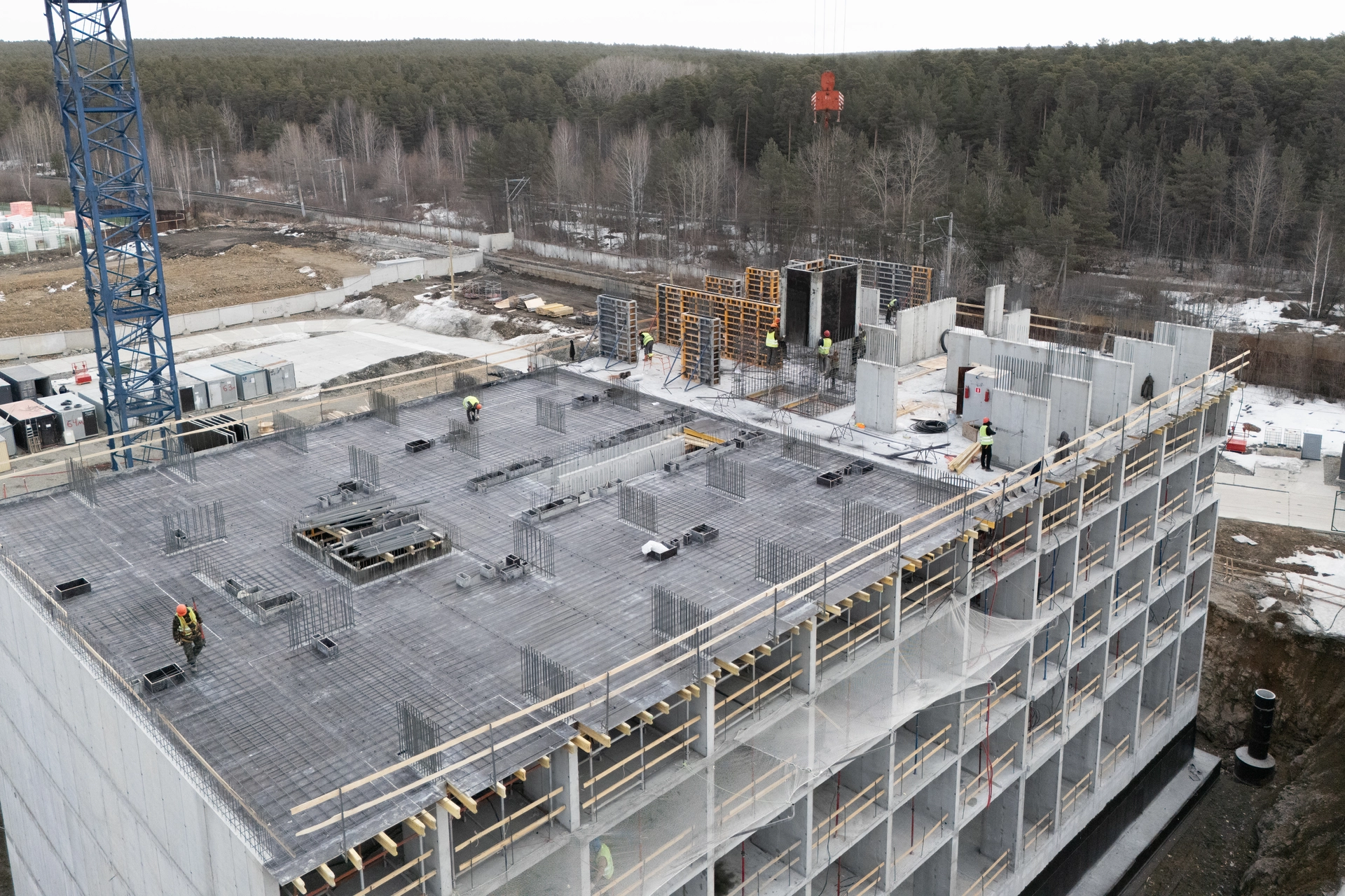 Парк Культуры

1 секция первого дома

возвели монолит 6 этажа
завершили гидроизоляцию фундаментной плиты
приступили к обсыпке пристенного дренажа

Фотография загружена 1 апреля 2026 года.