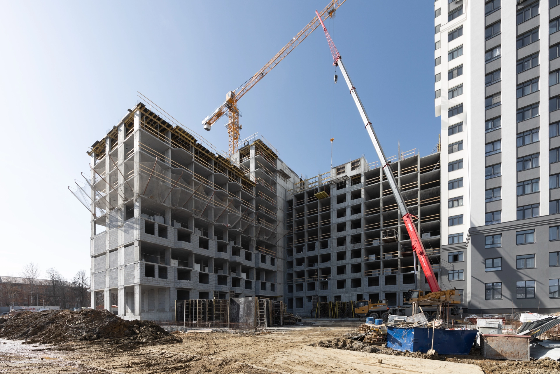 Парк Победы

6 секция второго дома

установили плиту перекрытия над 10 этажом
выполняем кладку стен на 1–5 этажах
проводим электромонтажные работы на 2 и 3 этажах

7 секция второго дома

возвели стены 13 этажа
завершили кладку стен на уровне кладовых, выполняем её на 1–5 этажах
проводим электромонтажные работы на 2 и 3 этажах

Паркинг

возводим стены на −2 этаже

Фотография загружена 1 апреля 2026 года.