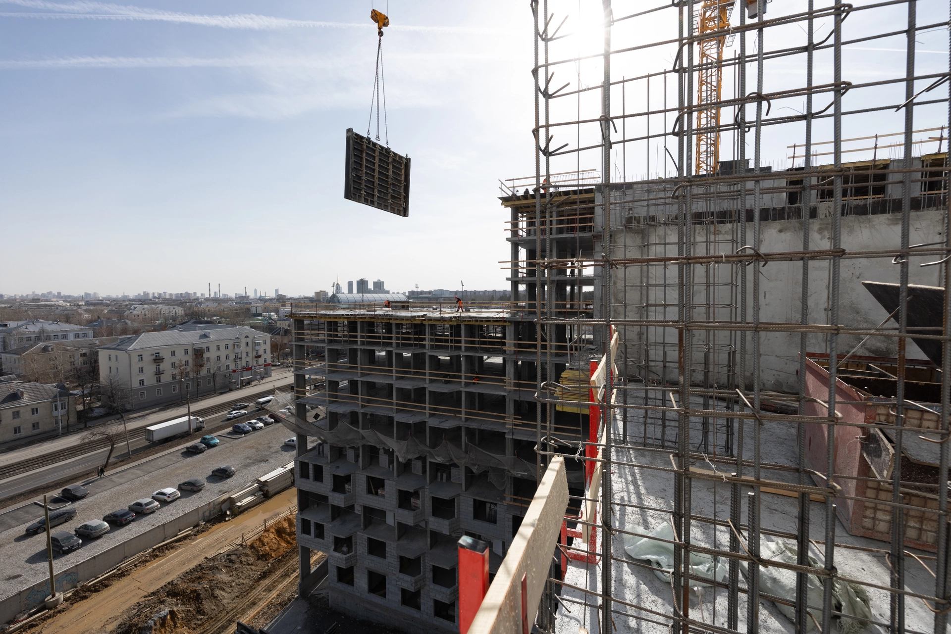 Парк Победы

6 секция второго дома

установили плиту перекрытия над 10 этажом
выполняем кладку стен на 1–5 этажах
проводим электромонтажные работы на 2 и 3 этажах

7 секция второго дома

возвели стены 13 этажа
завершили кладку стен на уровне кладовых, выполняем её на 1–5 этажах
проводим электромонтажные работы на 2 и 3 этажах

Паркинг

возводим стены на −2 этаже

Фотография загружена 1 апреля 2026 года.