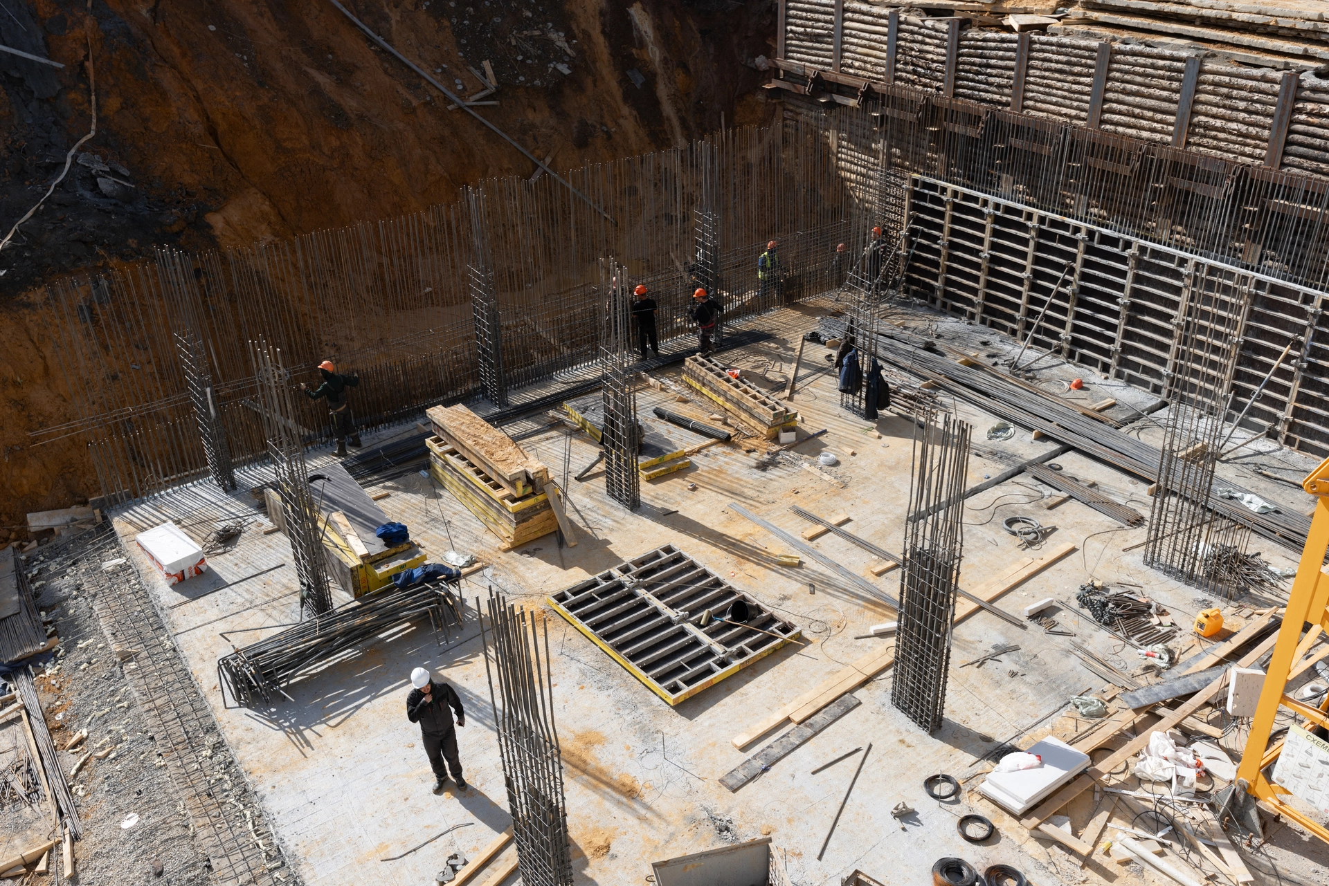 Парк Победы

6 секция второго дома

установили плиту перекрытия над 10 этажом
выполняем кладку стен на 1–5 этажах
проводим электромонтажные работы на 2 и 3 этажах

7 секция второго дома

возвели стены 13 этажа
завершили кладку стен на уровне кладовых, выполняем её на 1–5 этажах
проводим электромонтажные работы на 2 и 3 этажах

Паркинг

возводим стены на −2 этаже

Фотография загружена 1 апреля 2026 года.