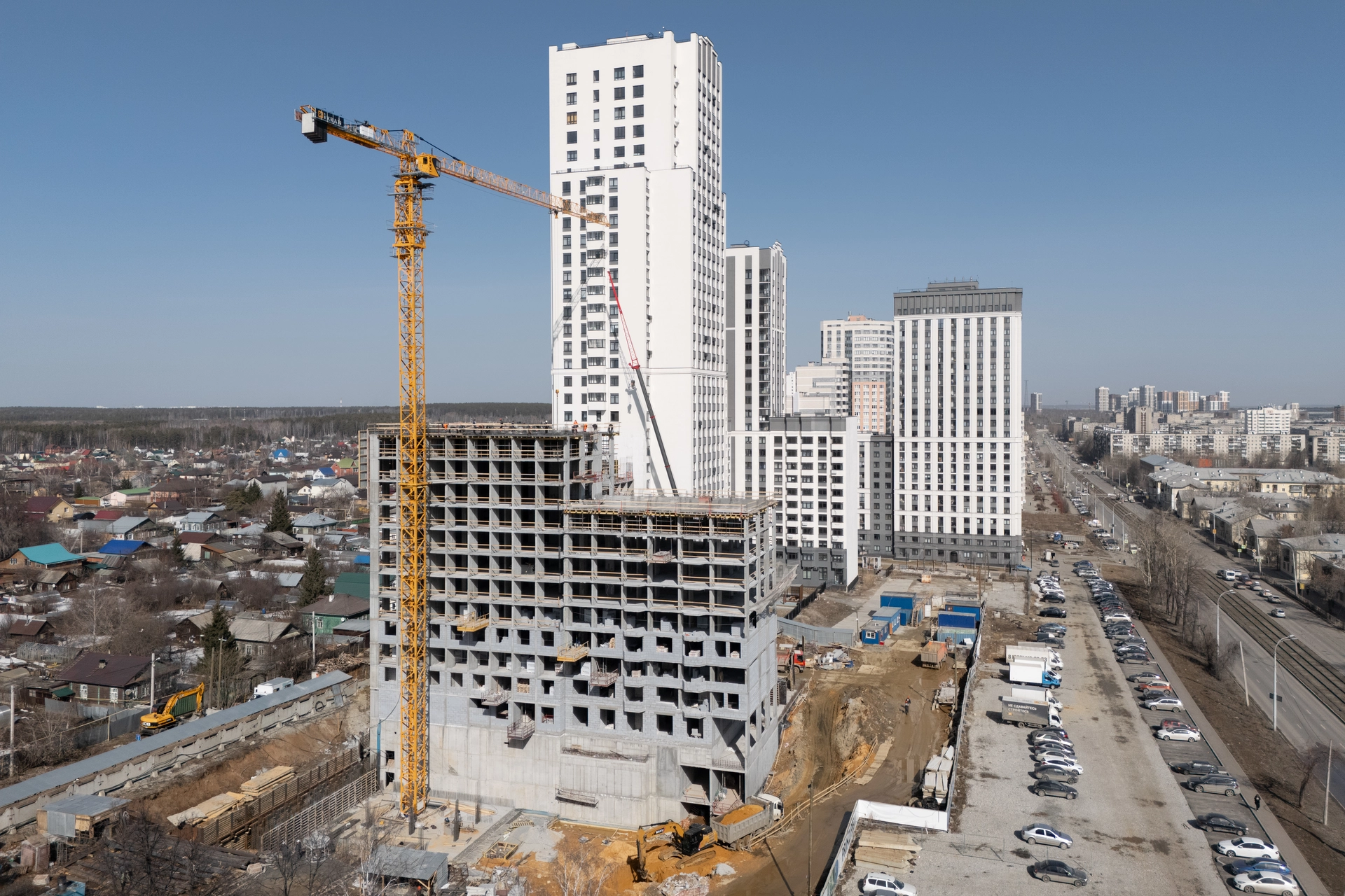 Парк Победы

6 секция второго дома

установили плиту перекрытия над 10 этажом
выполняем кладку стен на 1–5 этажах
проводим электромонтажные работы на 2 и 3 этажах

7 секция второго дома

возвели стены 13 этажа
завершили кладку стен на уровне кладовых, выполняем её на 1–5 этажах
проводим электромонтажные работы на 2 и 3 этажах

Паркинг

возводим стены на −2 этаже

Фотография загружена 1 апреля 2026 года.